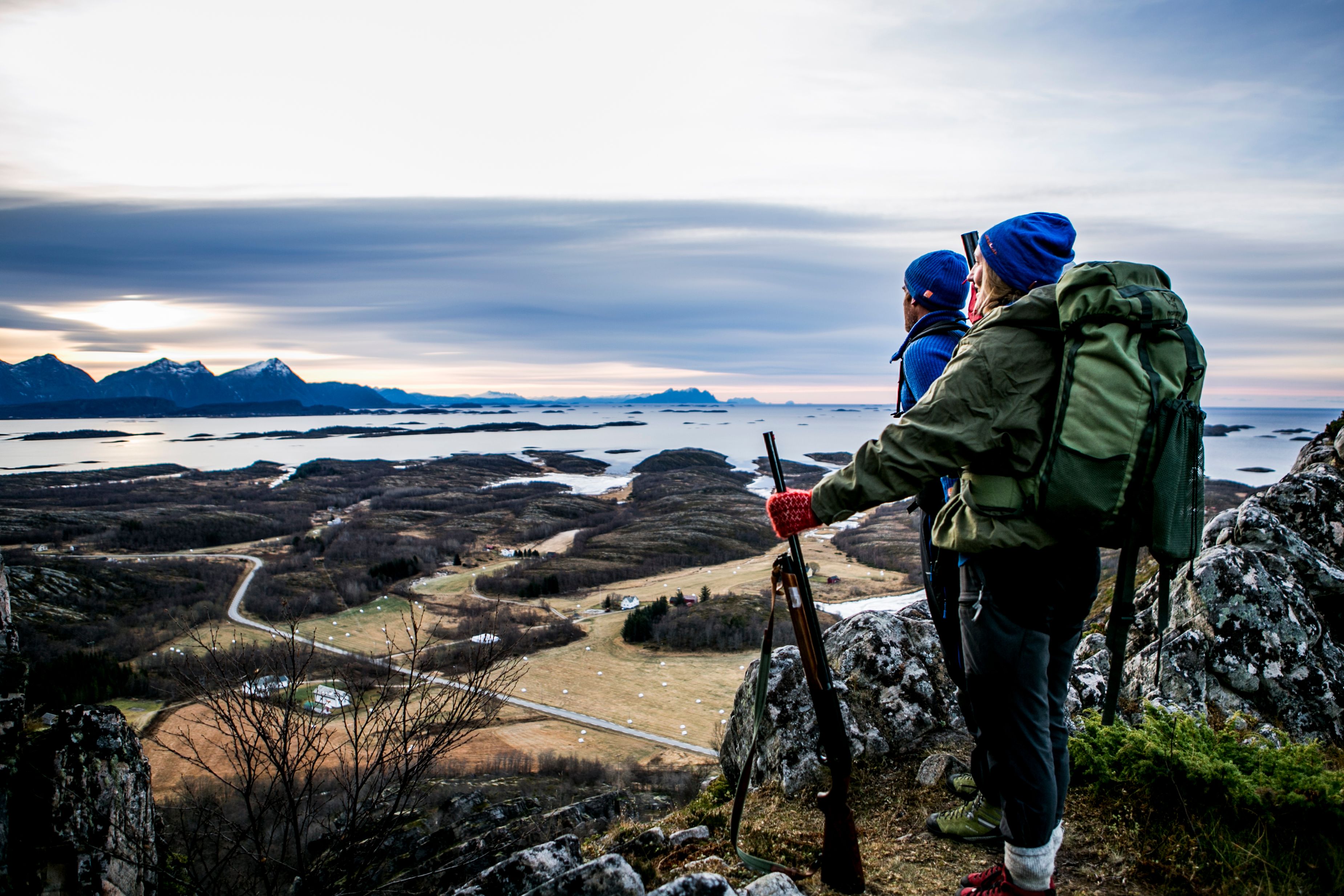 To personer speider etter fjellrype på jakt i Steigen i Nordland, Nord-Norge