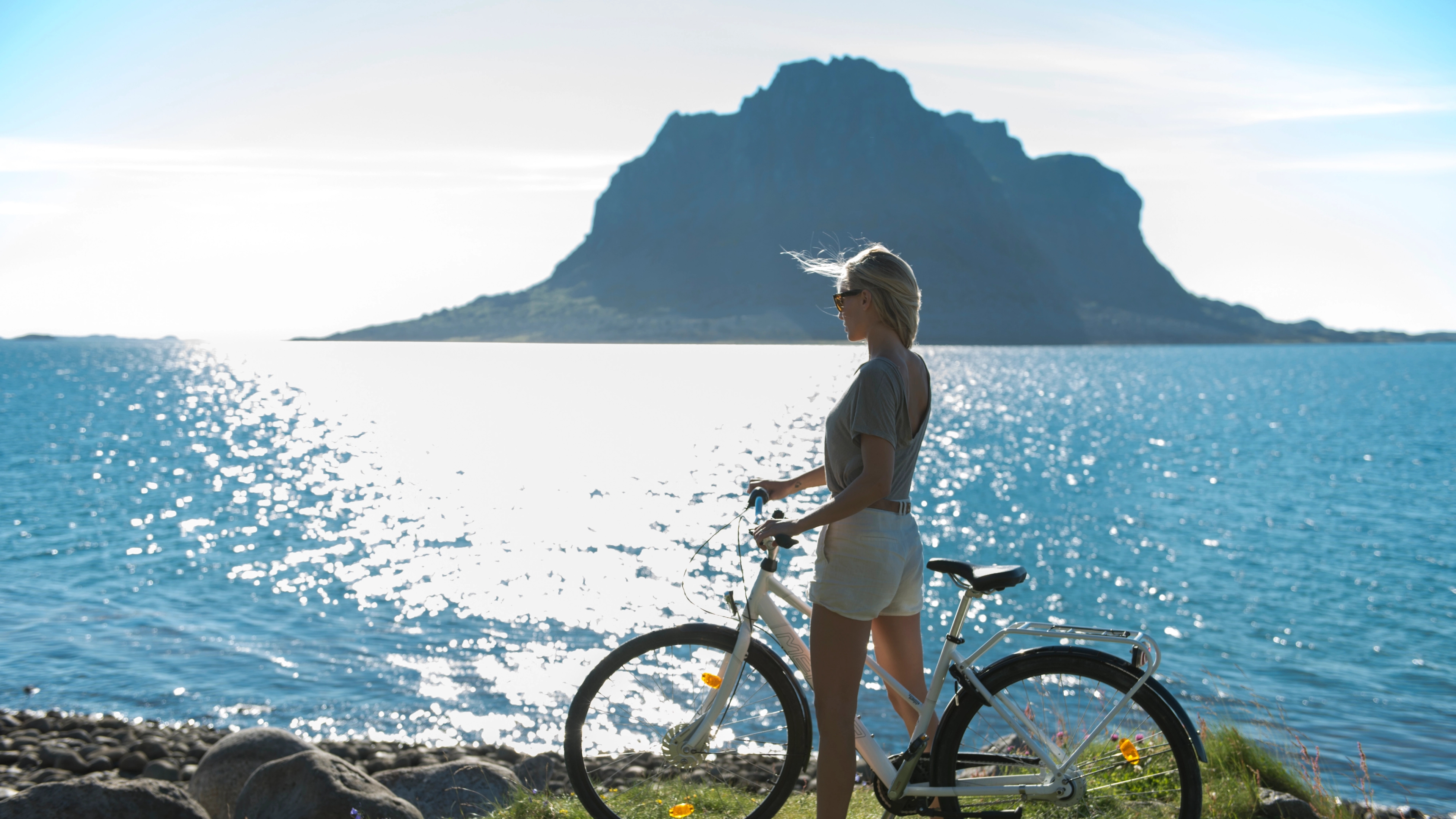 A woman with her bike on the Vega Islands