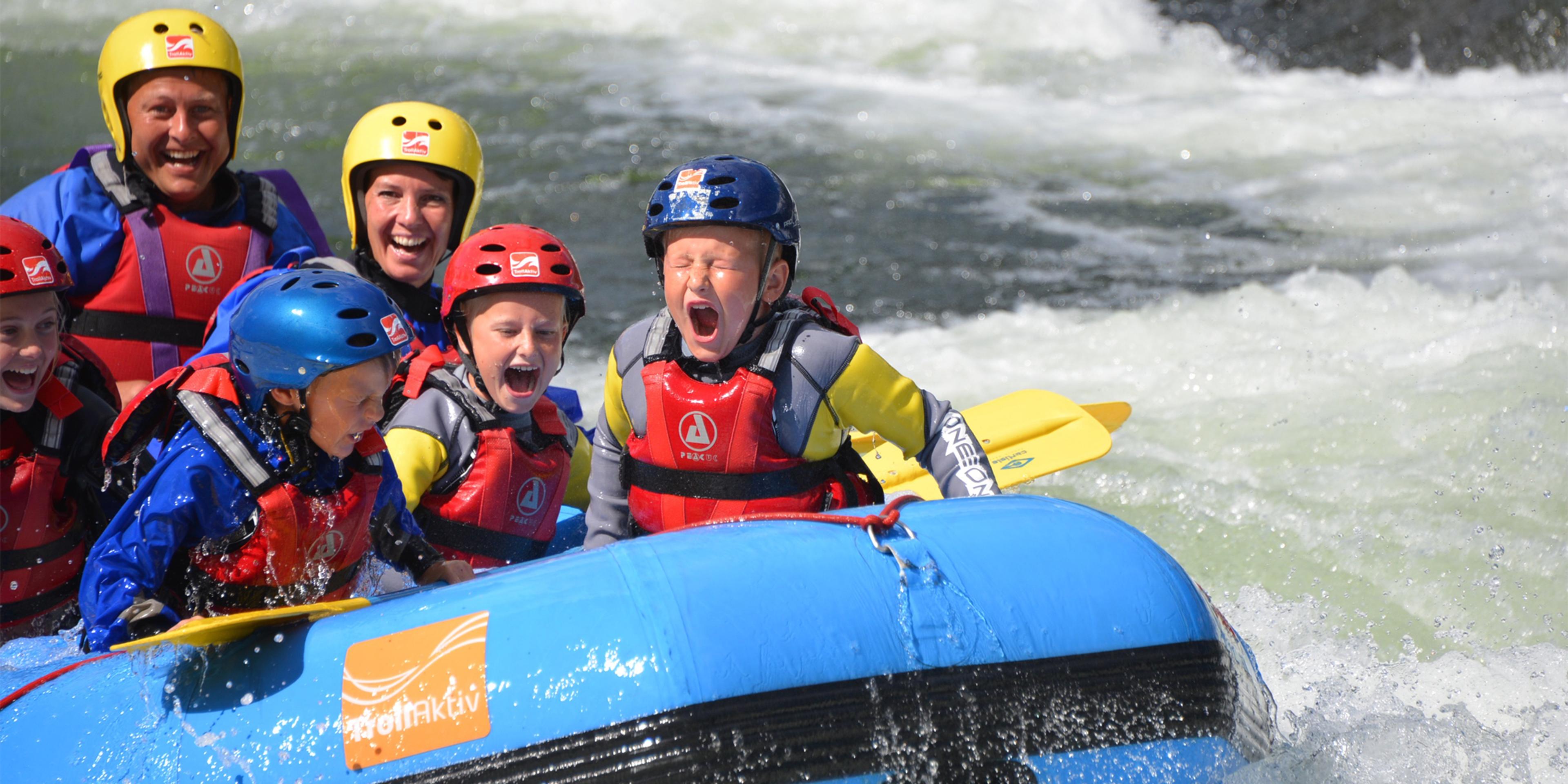 En glad familie prøver rafting i Setesdal i det sydlige Norge