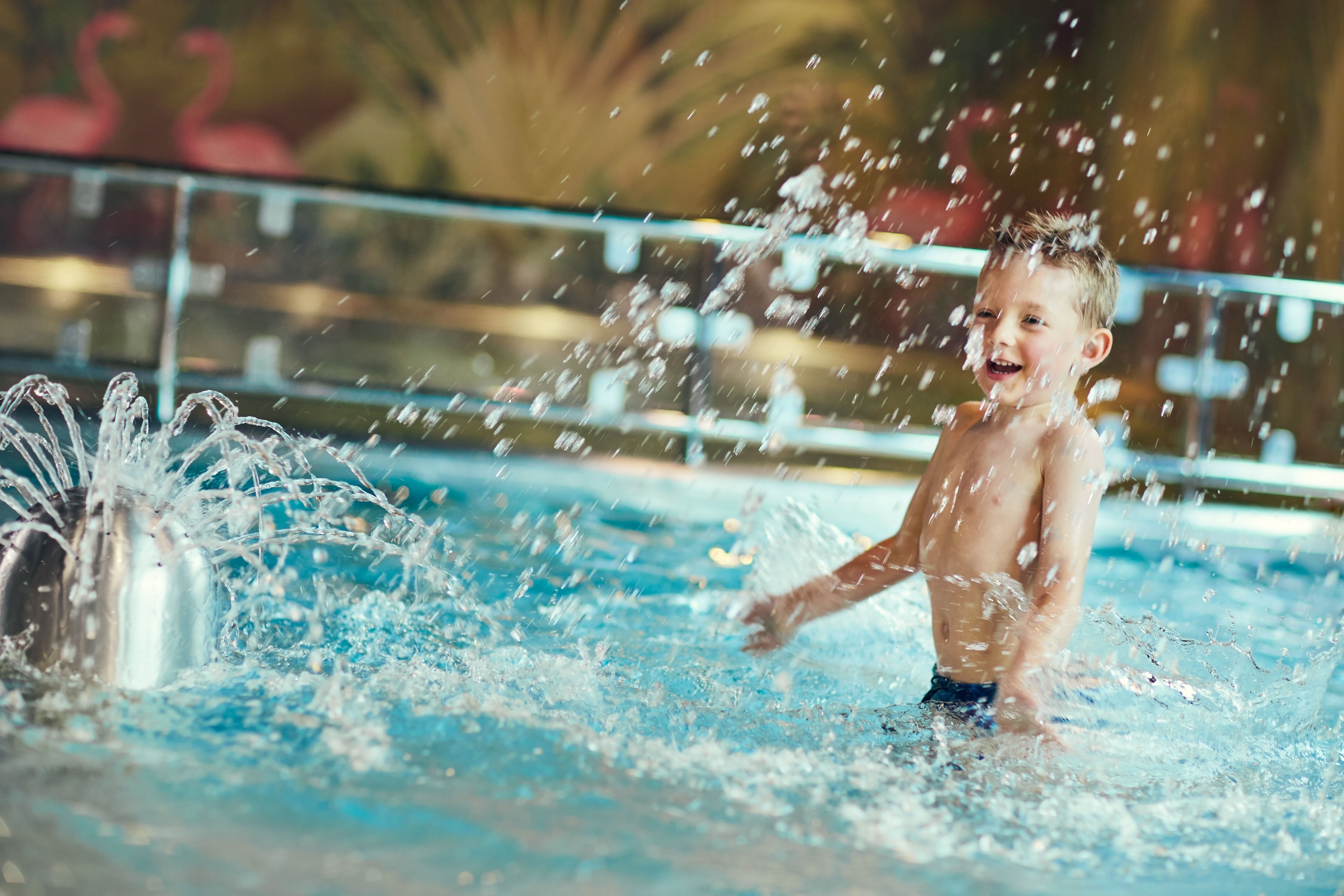 Kid having fun in the pool at Ridderbadet spa, Beitostølen