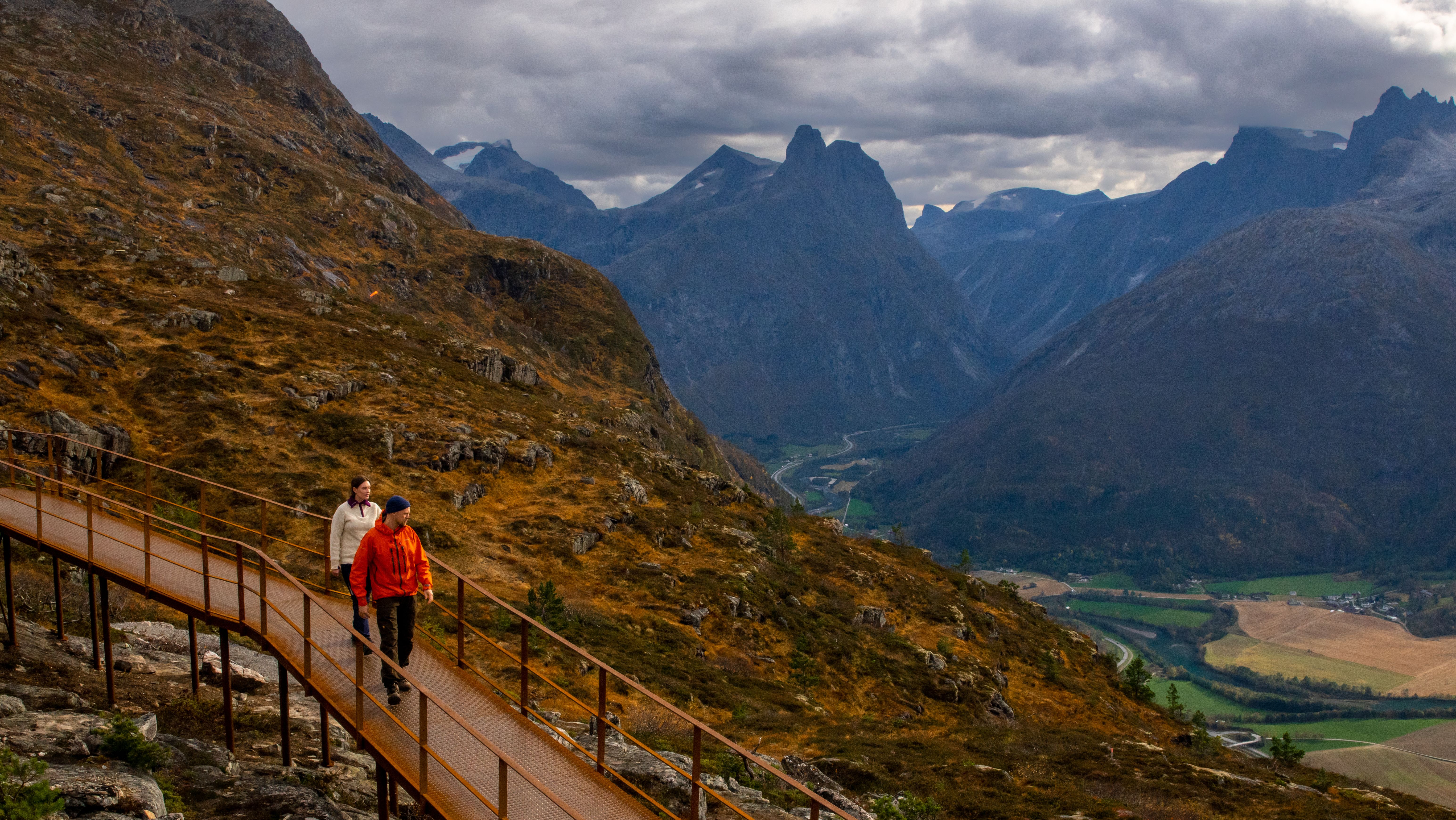 Two people hiking in Nesaksla mountain in Åndalsnes