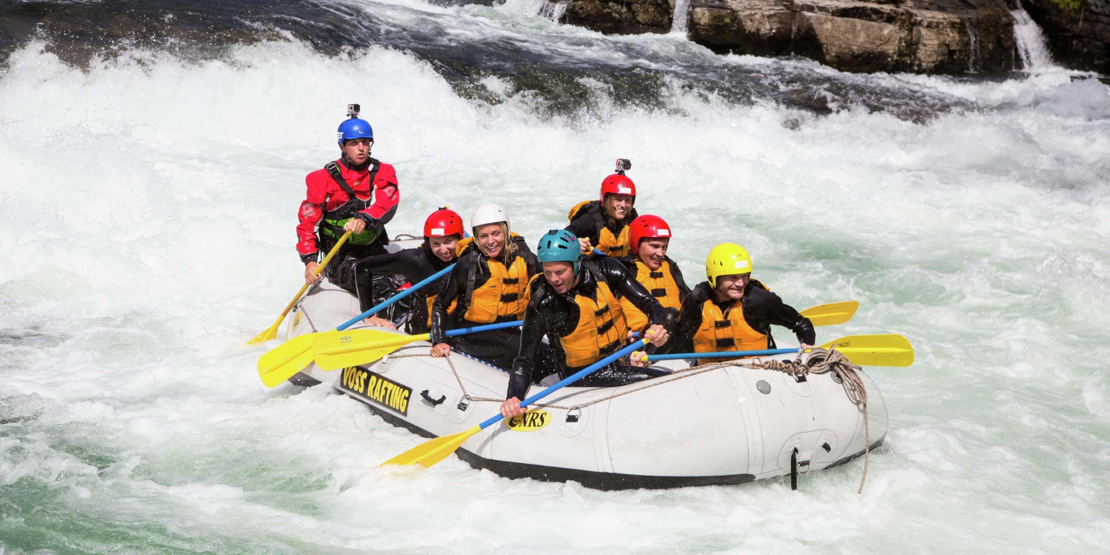 A group of people rafting in Voss