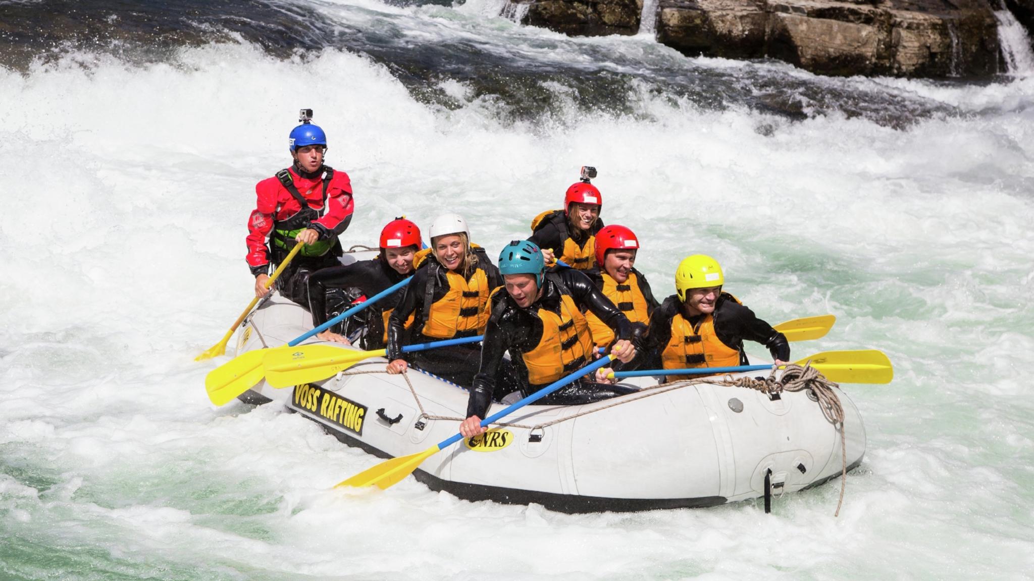 A group of people rafting in Voss