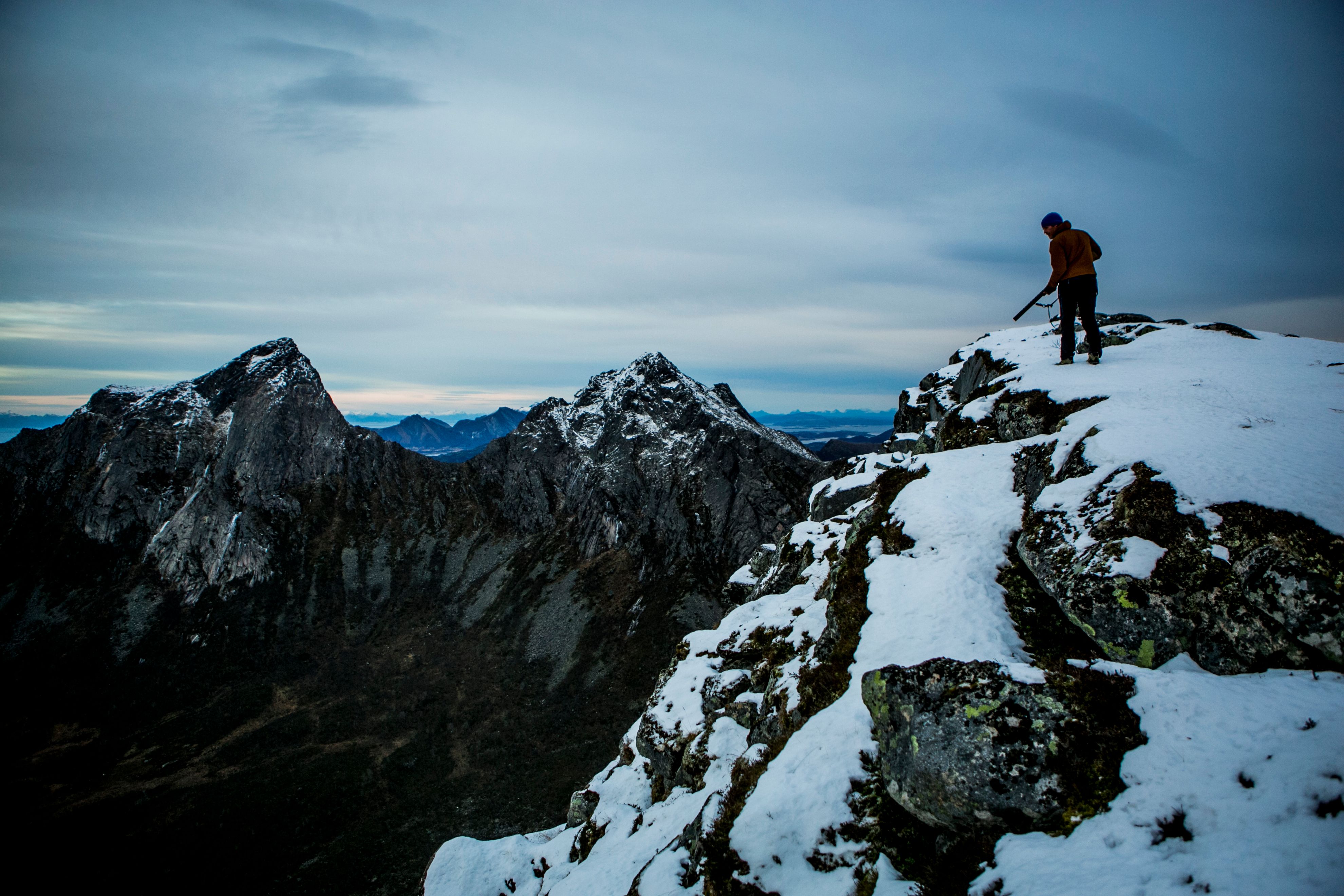 En person jakter fjellrype i Steigen i Nordland, Nord-Norge