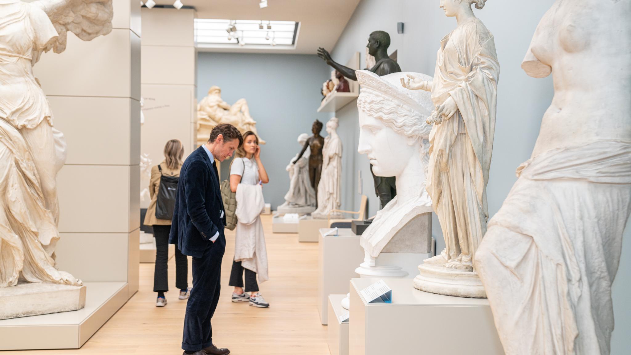 People studying sculptures at The National Museum of Norway