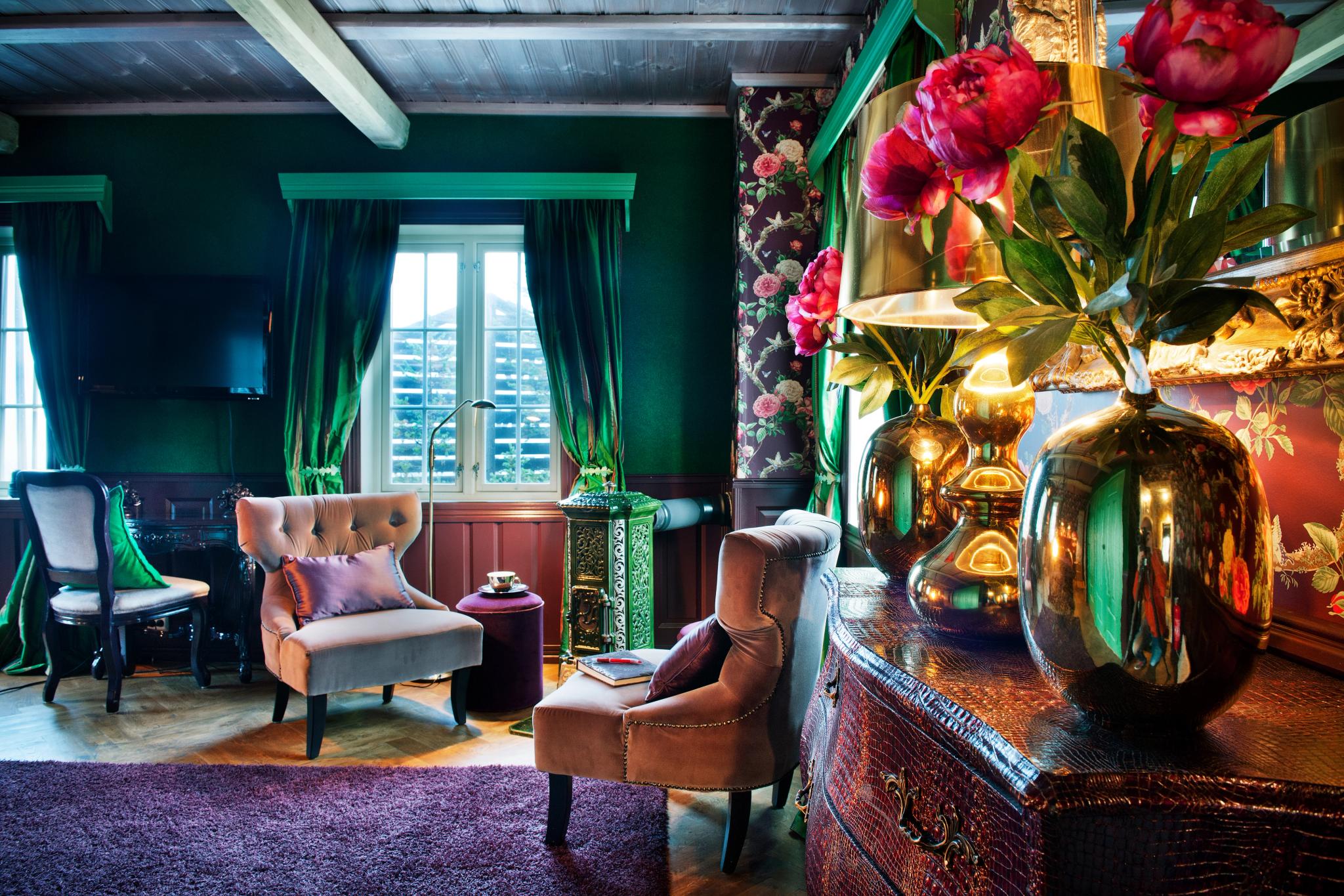 Interno colorato della suite Roma allo Herangtunet boutique hotel a Valdres, Norvegia orientale