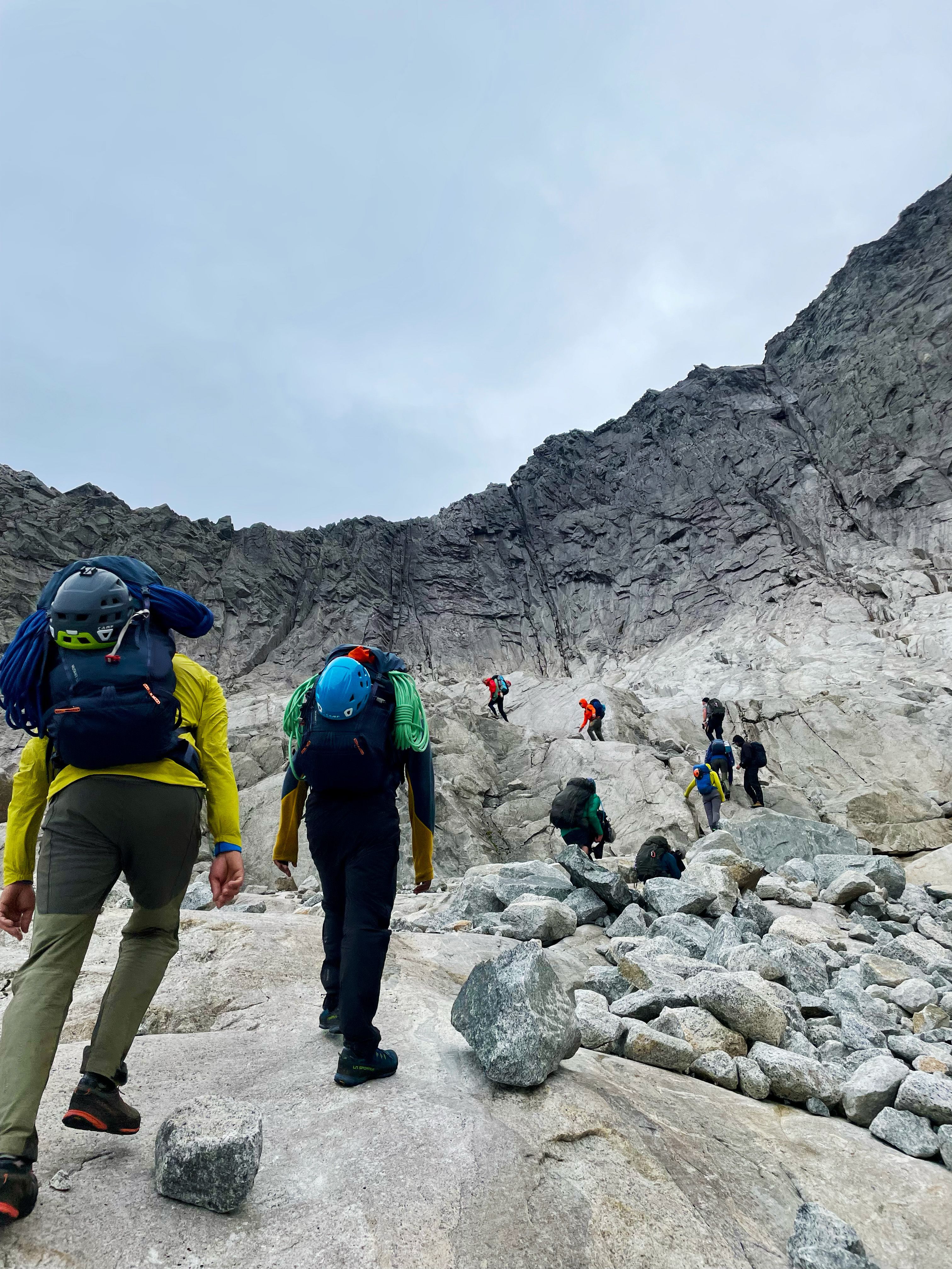 Many people are ascending Ulvanosa to climb the great wall in Uskedalen by Rosendal in Hardanger