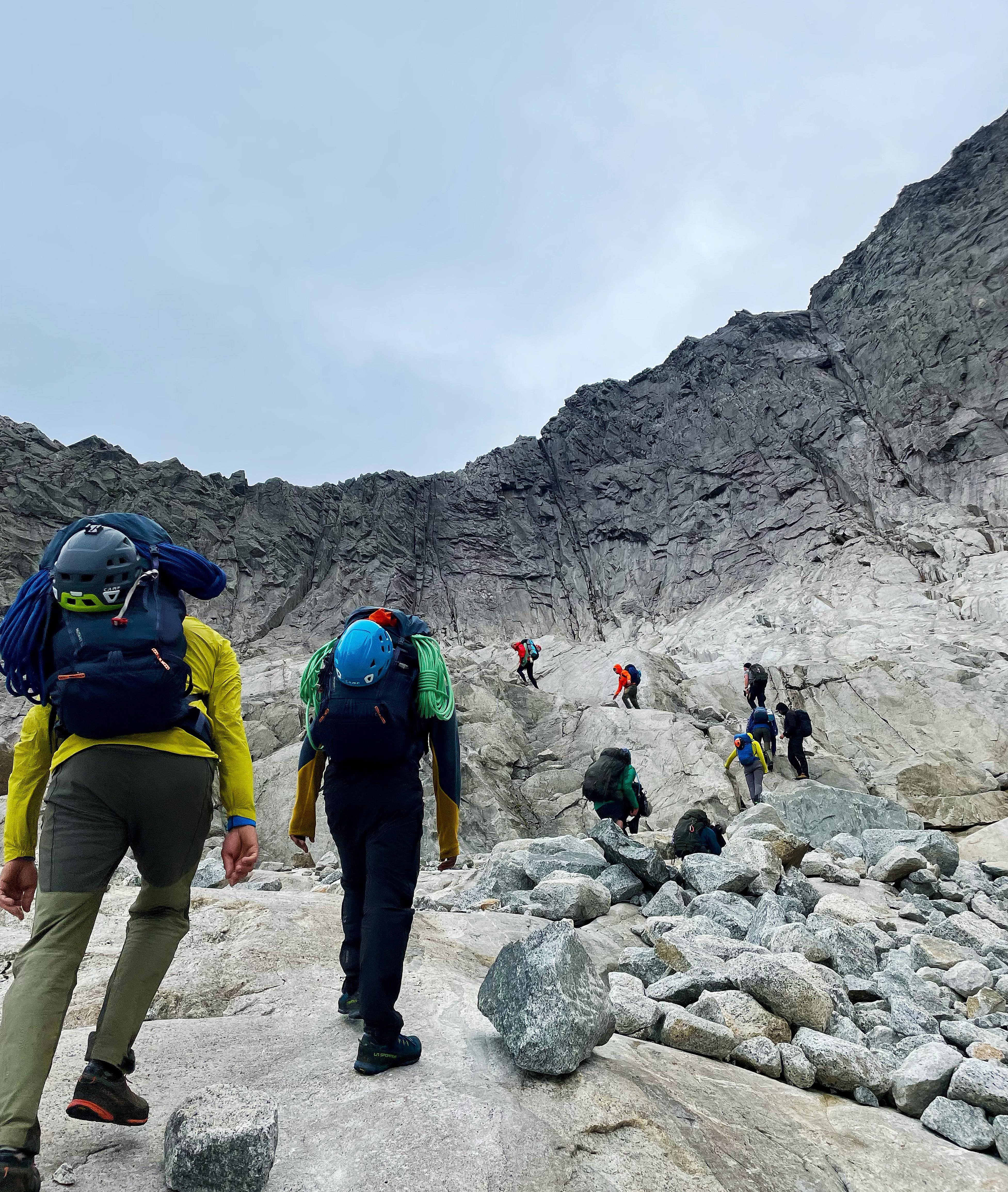 Many people are ascending Ulvanosa to climb the great wall in Uskedalen by Rosendal in Hardanger