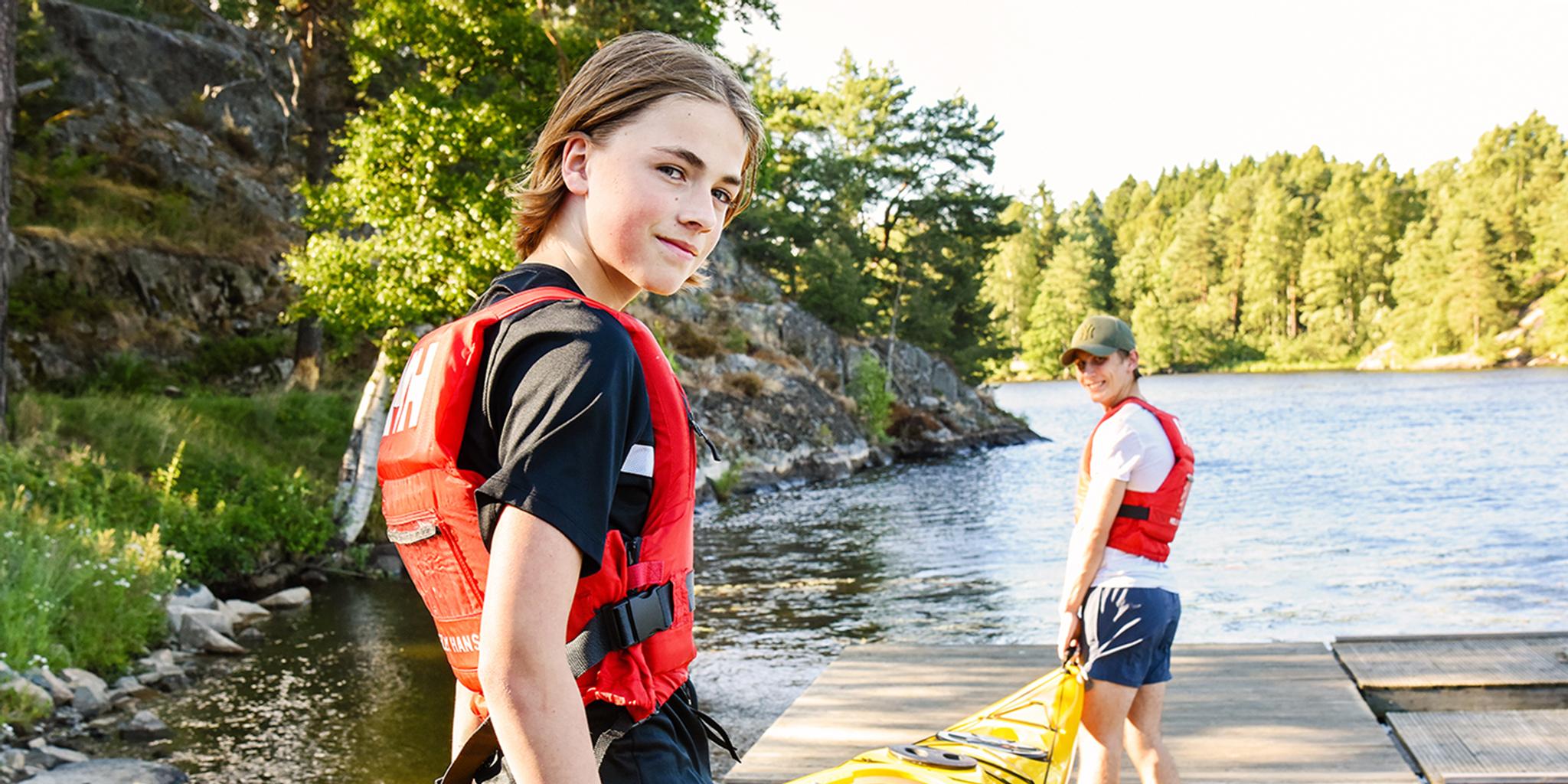 Två personer paddlar kajak utanför Moss i Østfold i regionen Østlandet (östra Norge)