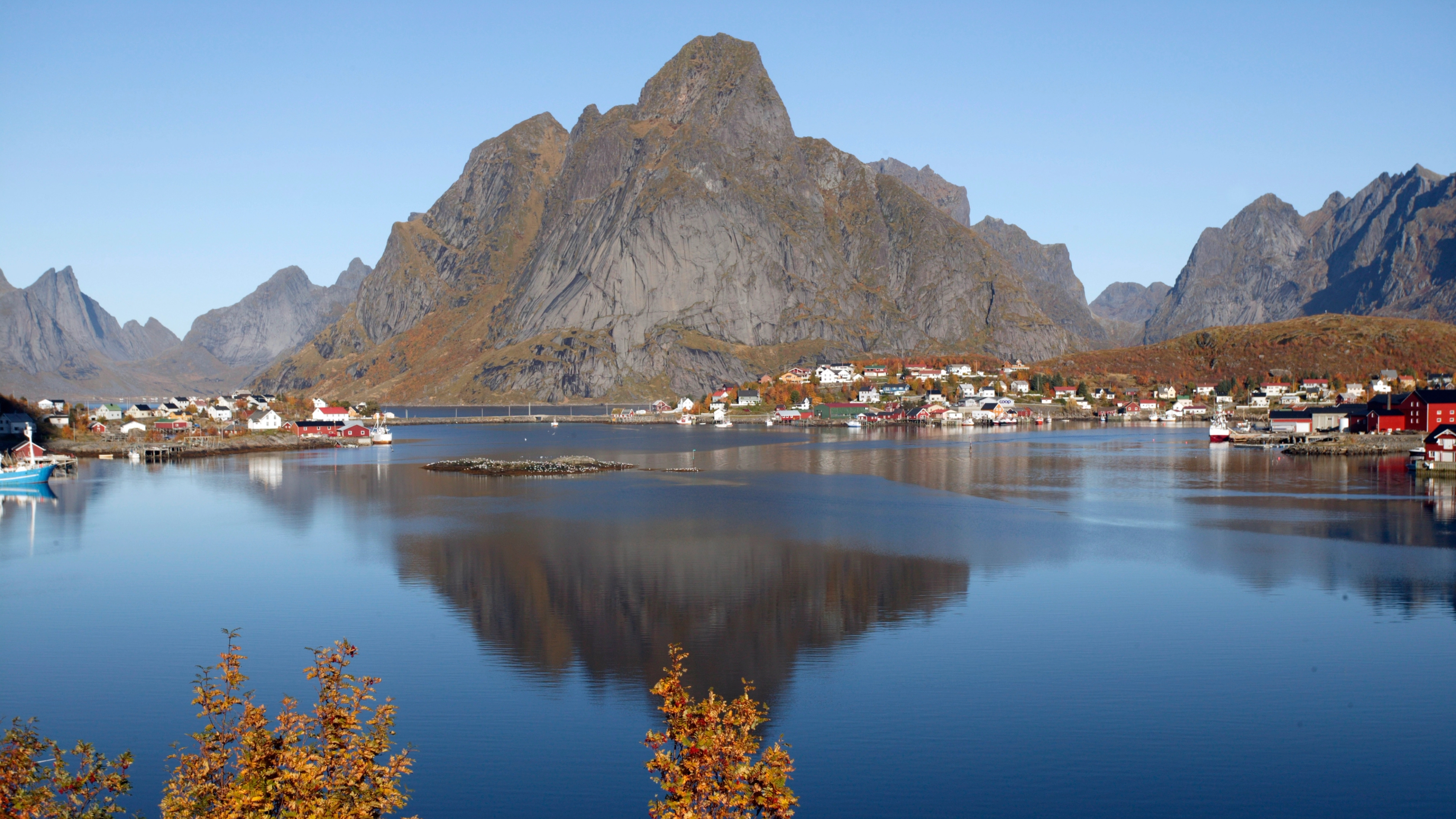 Reine fishing village in Lofoten in autumn colours.