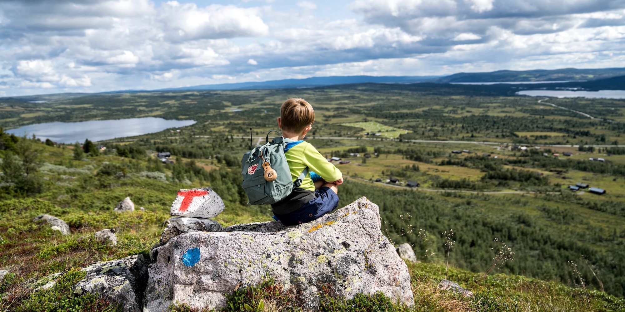 En gutt som nyter utsikten på Stølsruta i Valdres