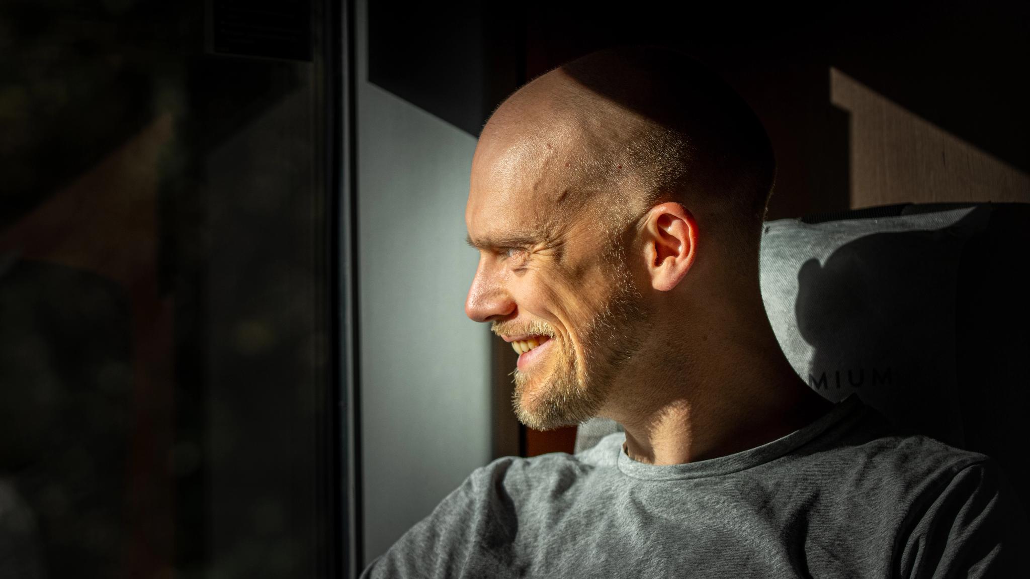 En mann sitter i setet sitt på Dovrebanentoget