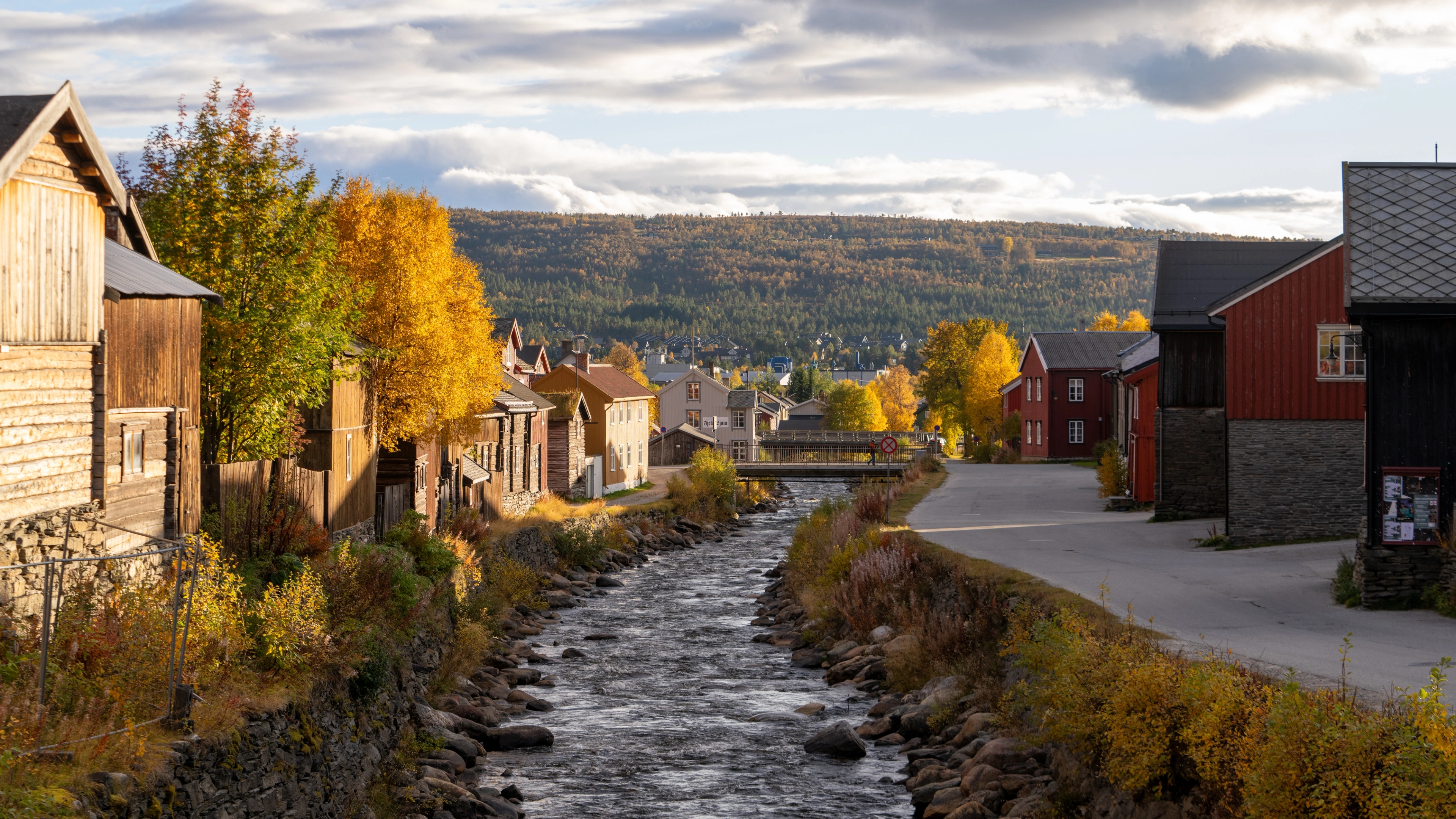 Old wooden houses and a river in the town of Røros.