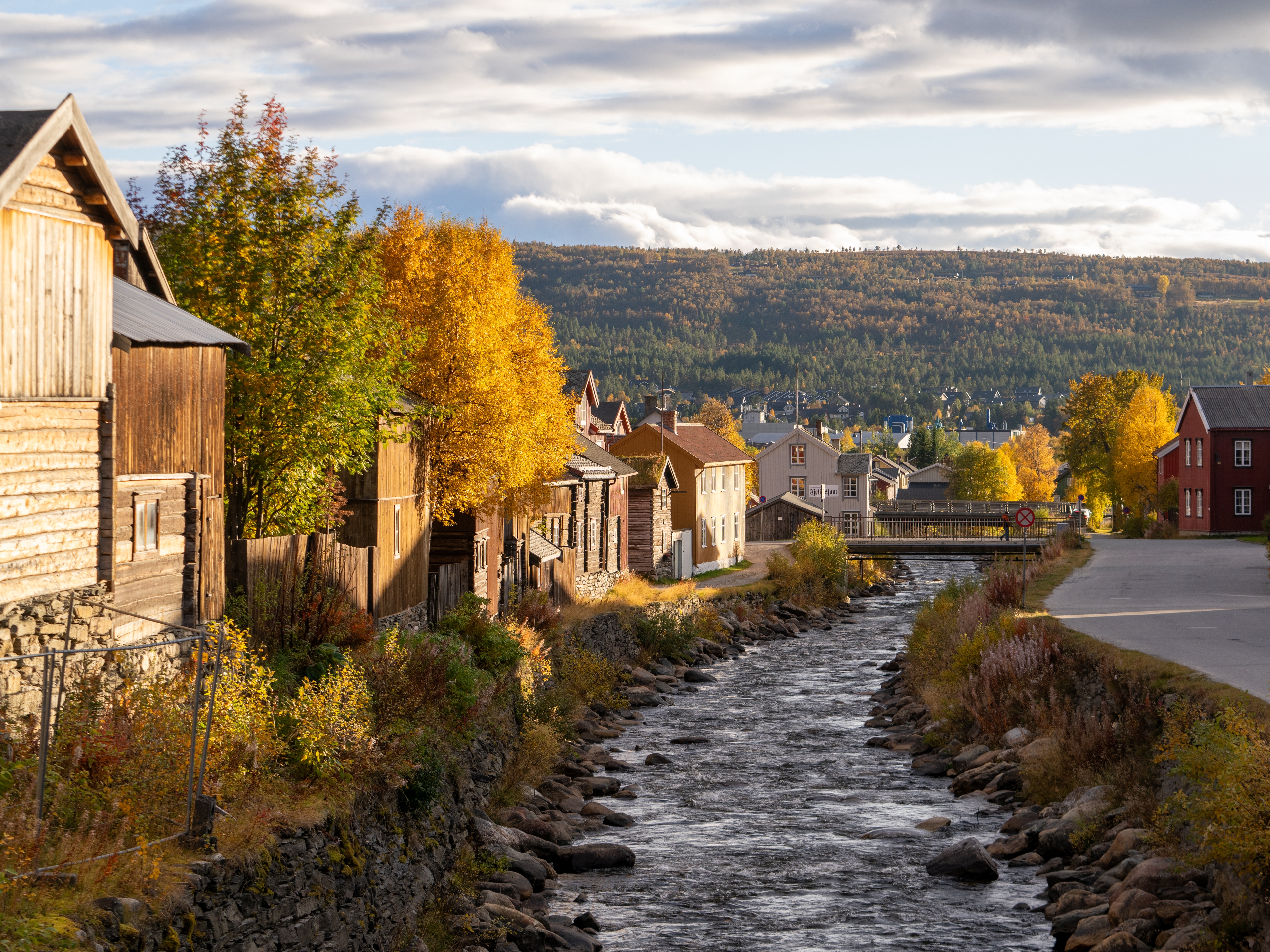 Old wooden houses and a river in the town of Røros.