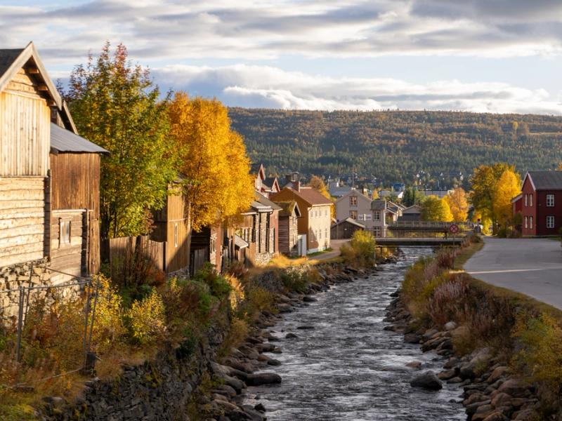 Old wooden houses and a river in the town of Røros.