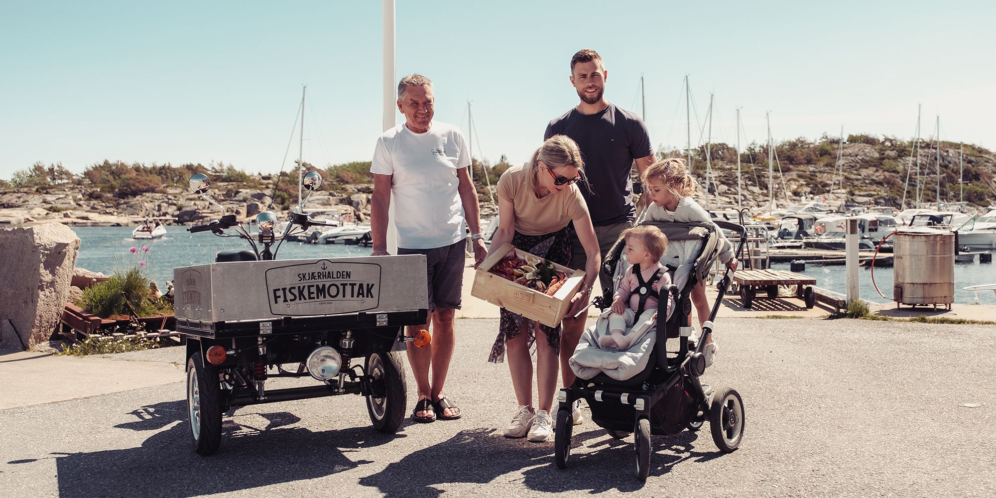 En familj köper skaldjur i Skjærhalden i Hvaler (östra Norge)