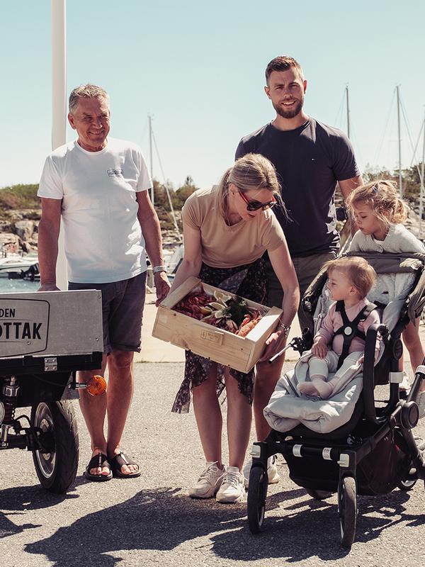 A family is buying shellfish at Skjærhalden fiskemottak, Eastern Norway