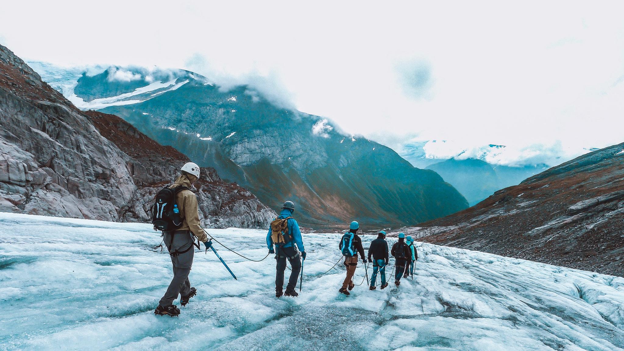 People hiking Tystigen glacier