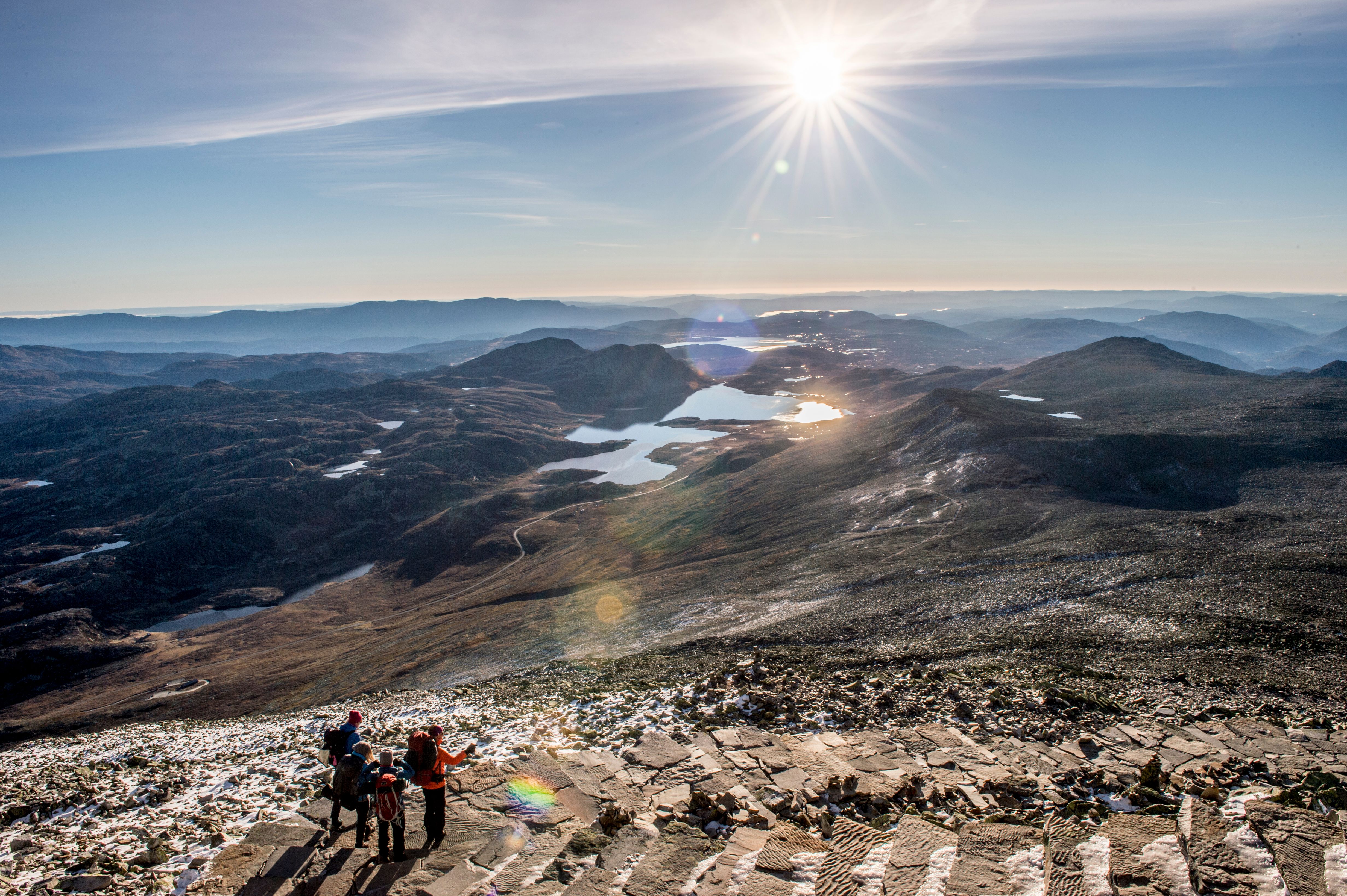 Vier Personen wandern nach Gaustatoppen in Rjukan in der Telemark, Ostnorwegen