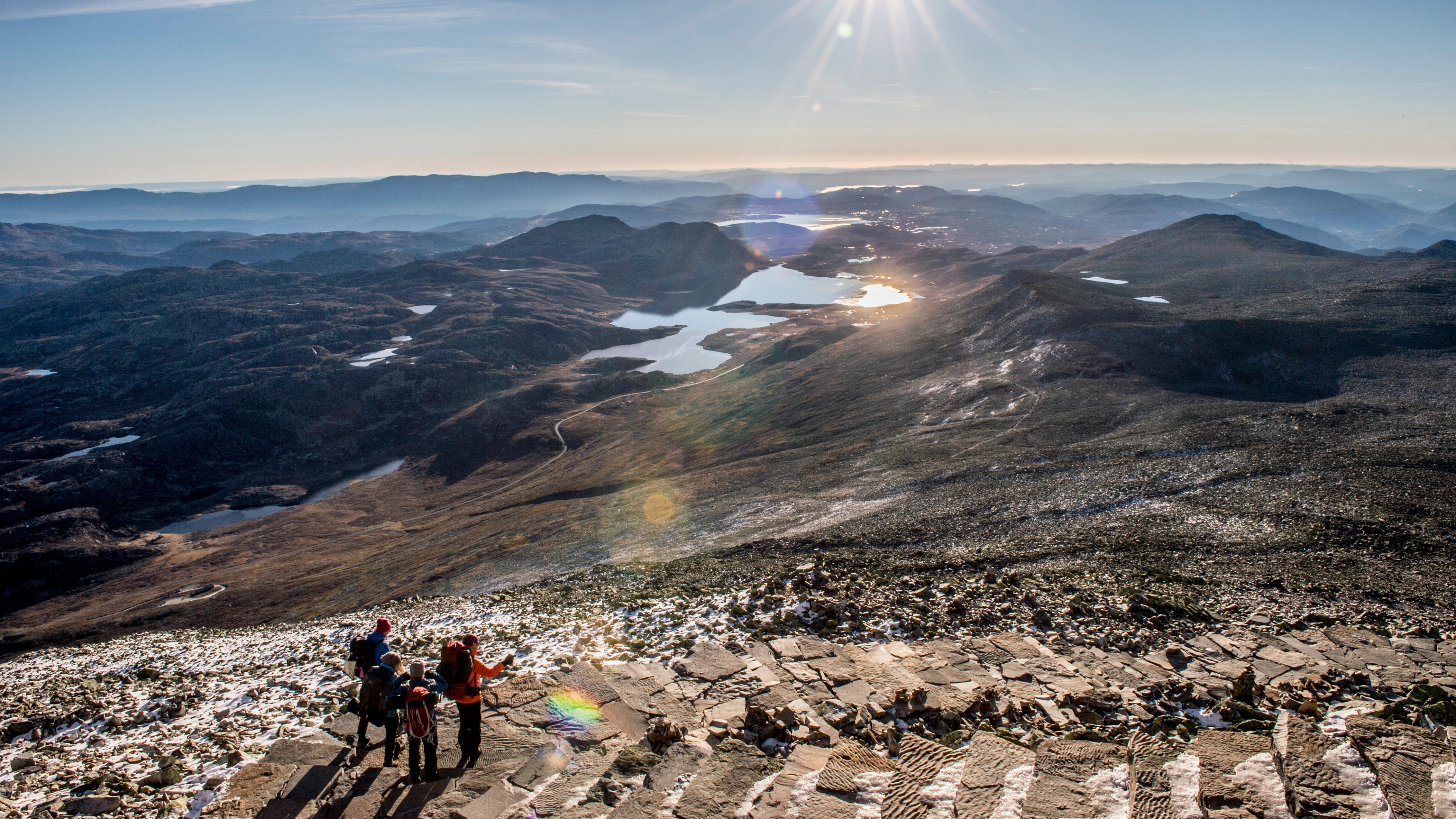 Vier Personen wandern nach Gaustatoppen in Rjukan in der Telemark, Ostnorwegen