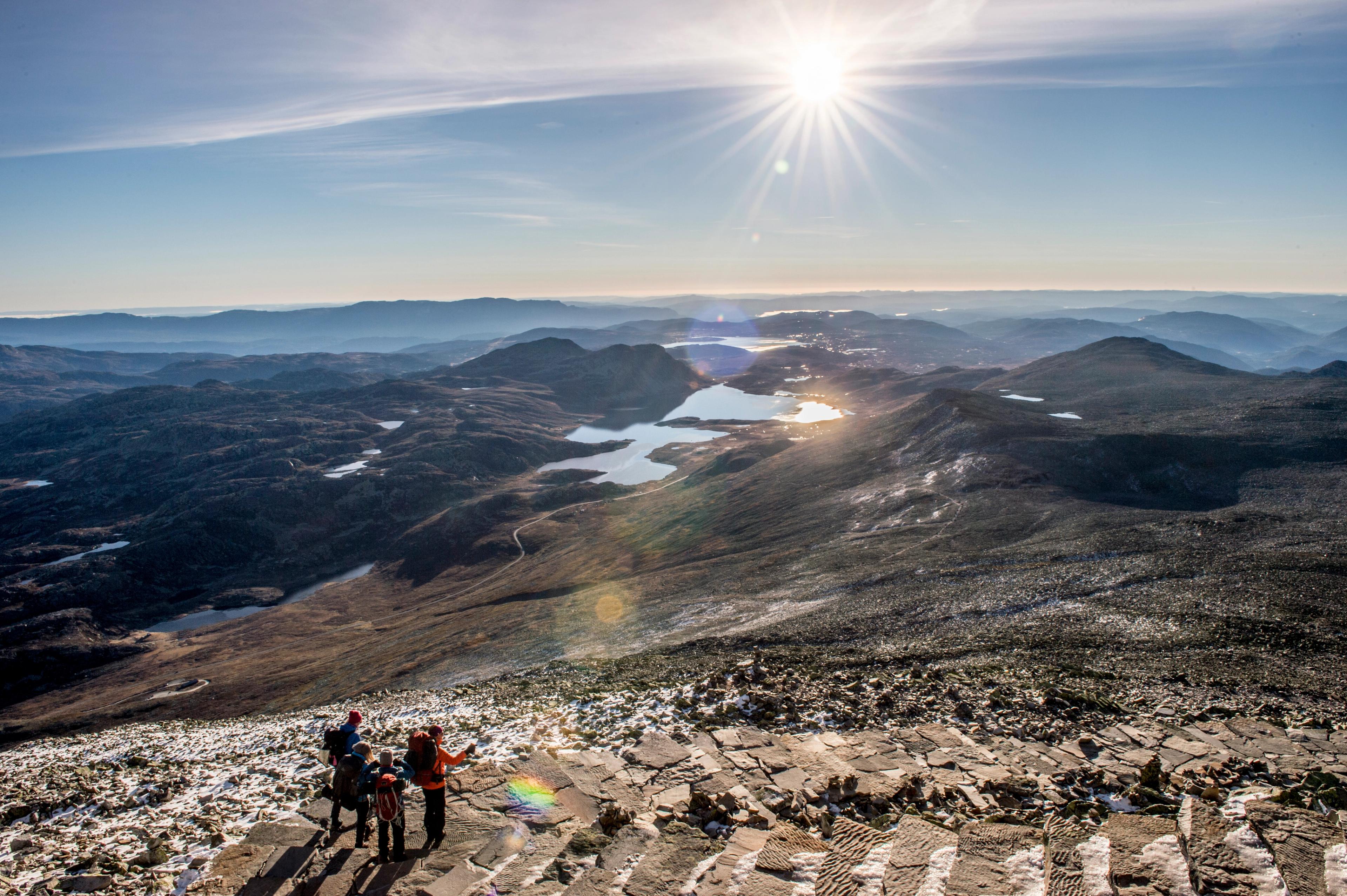 Vier mensen aan het wandelen naar de Gaustatoppen in Rjukan, Telemark, Oost-Noorwegen.