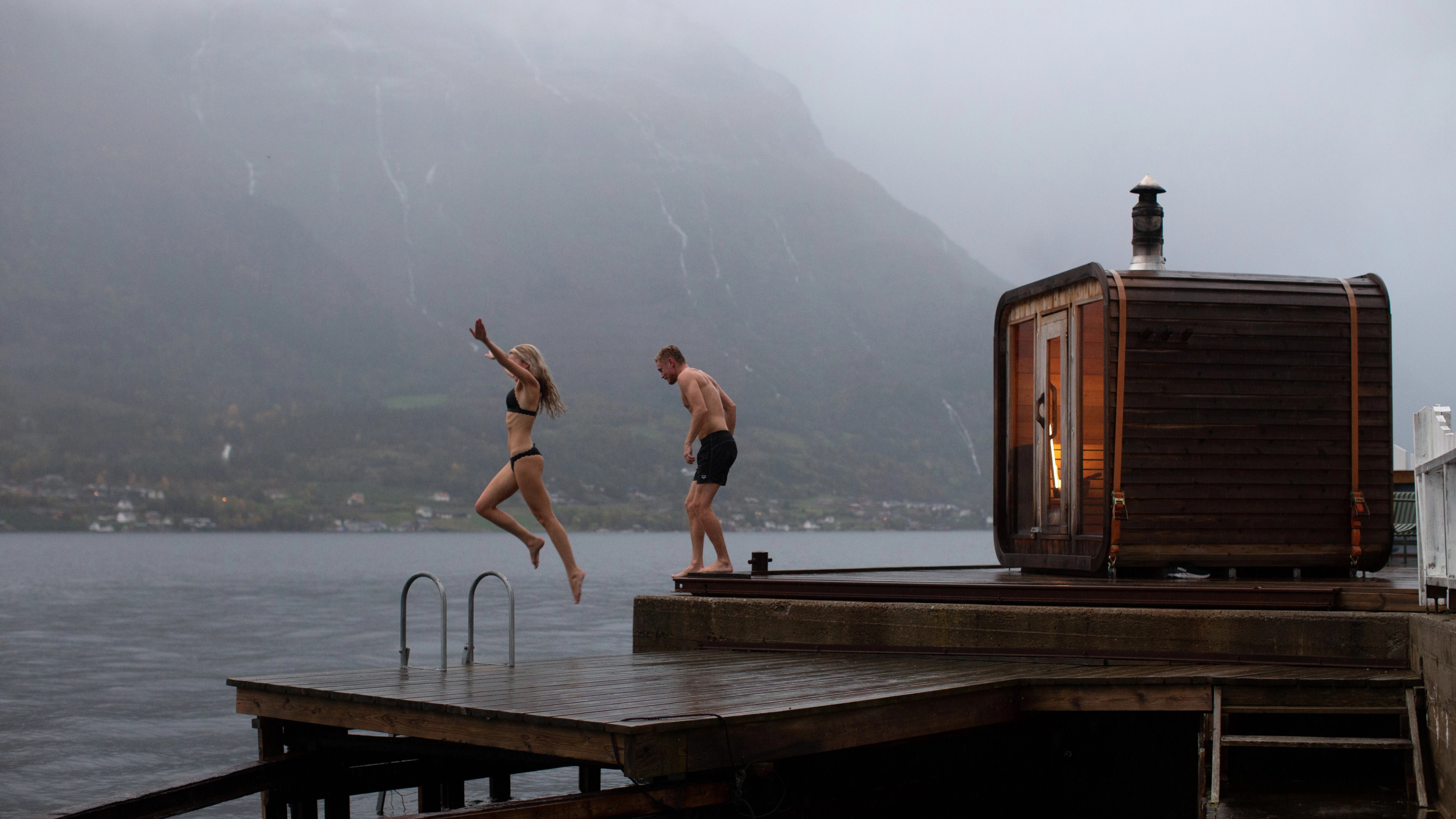 Et par hopper fra badstuen og ned i vannet.