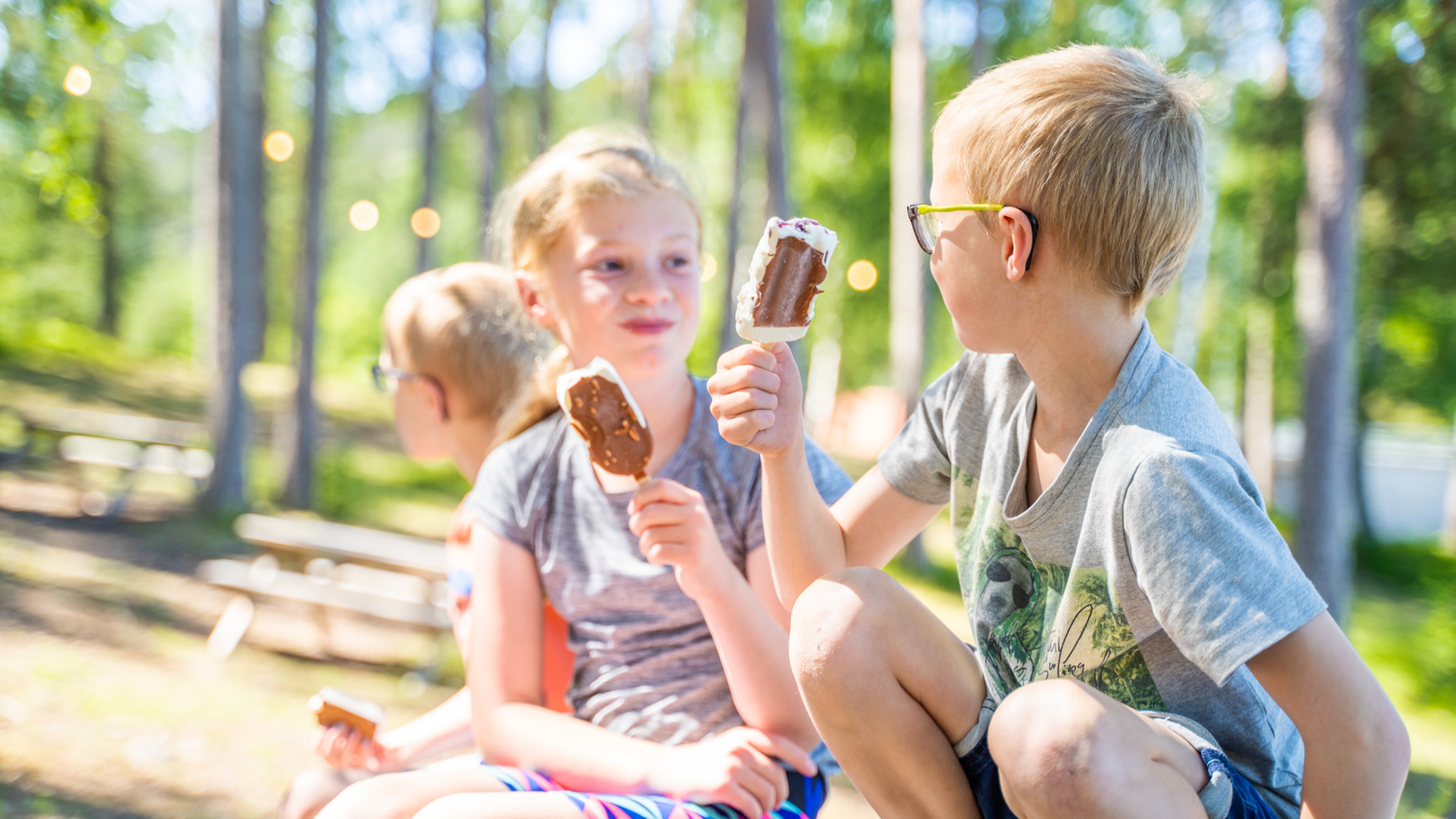 Barn som spiser is ved Haldenkanalen