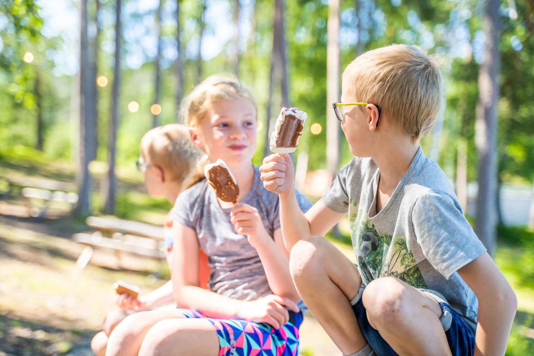 Kids eating ice cream near the Halden Canal