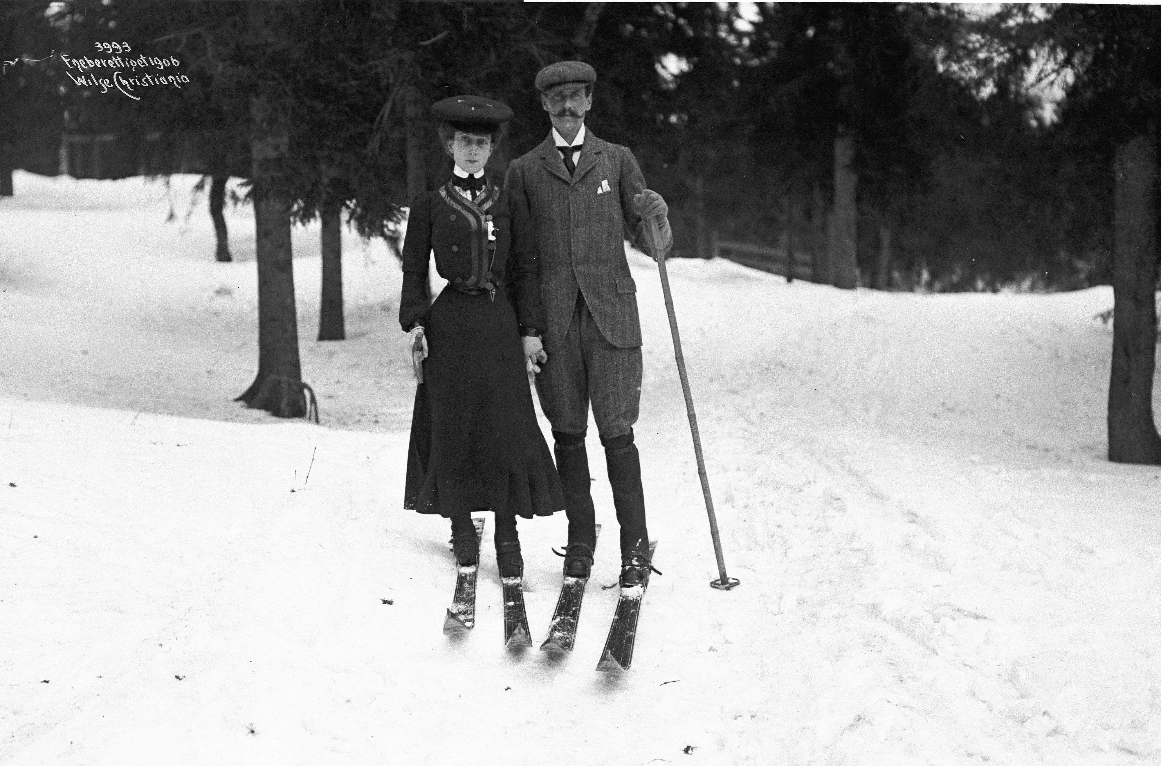The late King Haakon VII and Queen Maud skiing in 1906