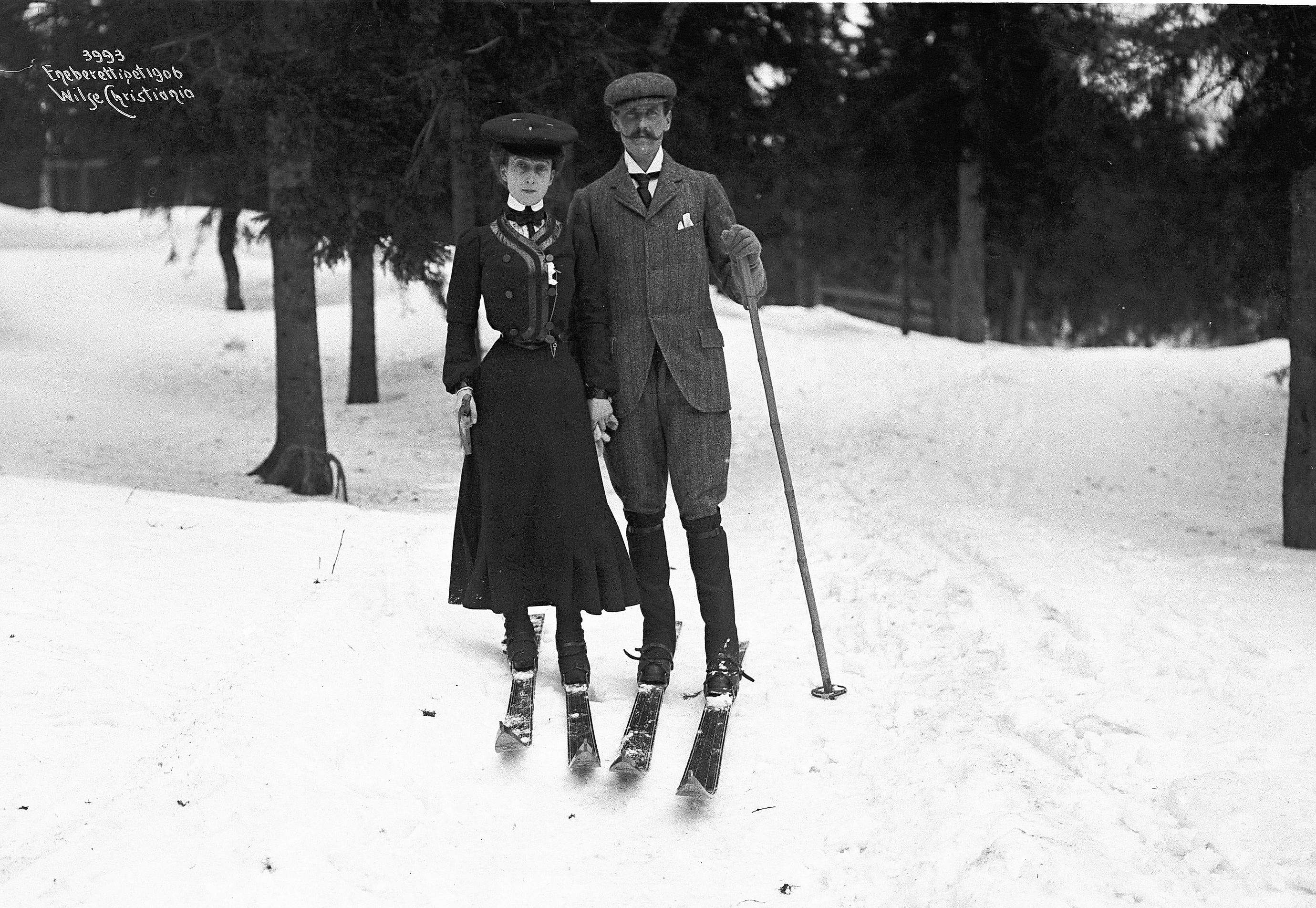 The late King Haakon VII and Queen Maud skiing in 1906