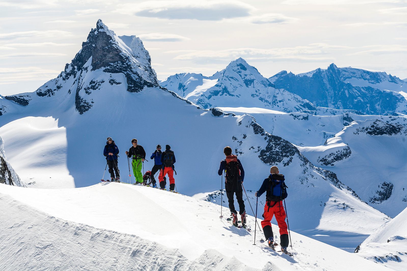 Six people on a guided ski tour to Nyheitind