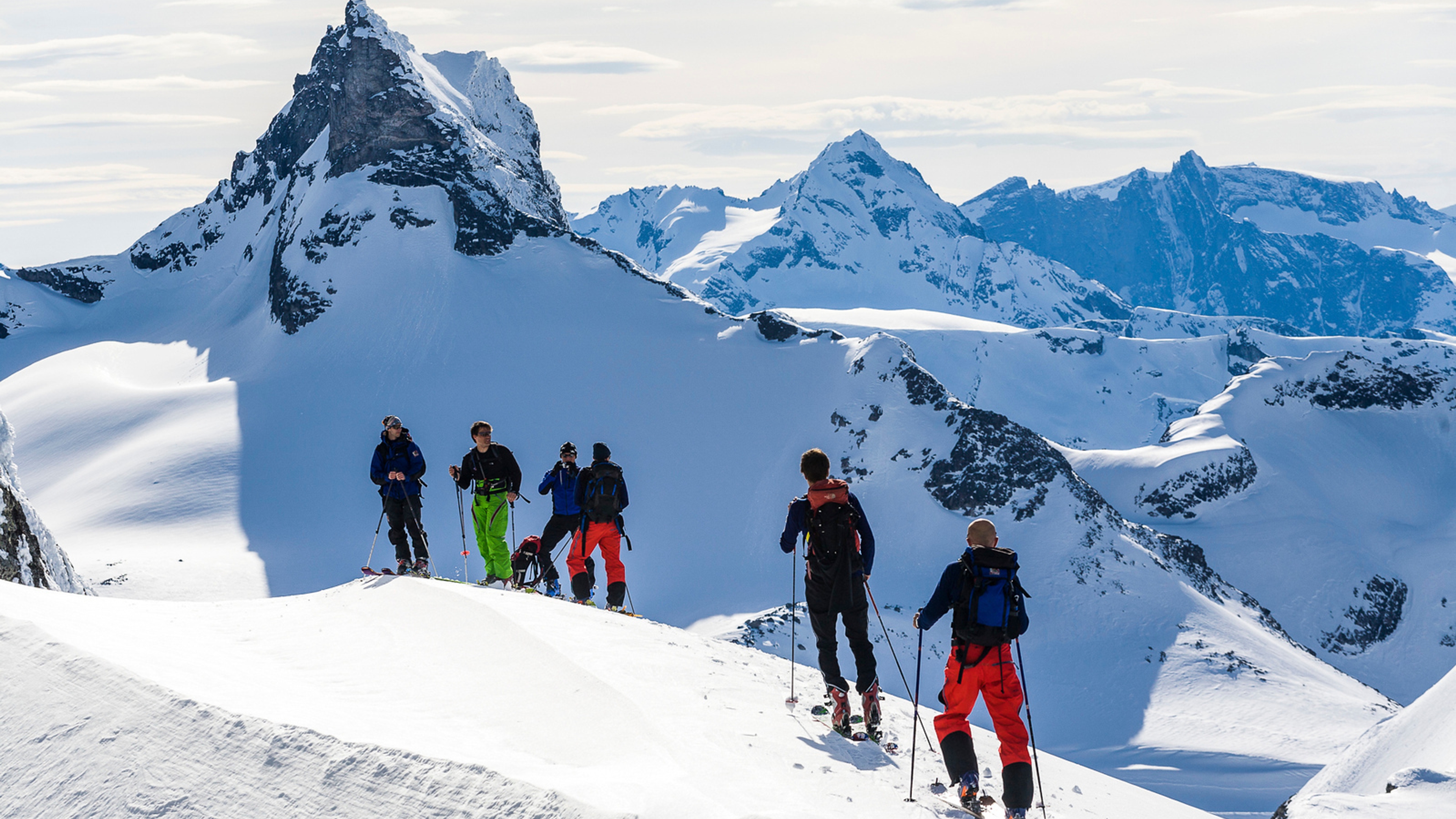 Six people on a guided ski tour to Nyheitind