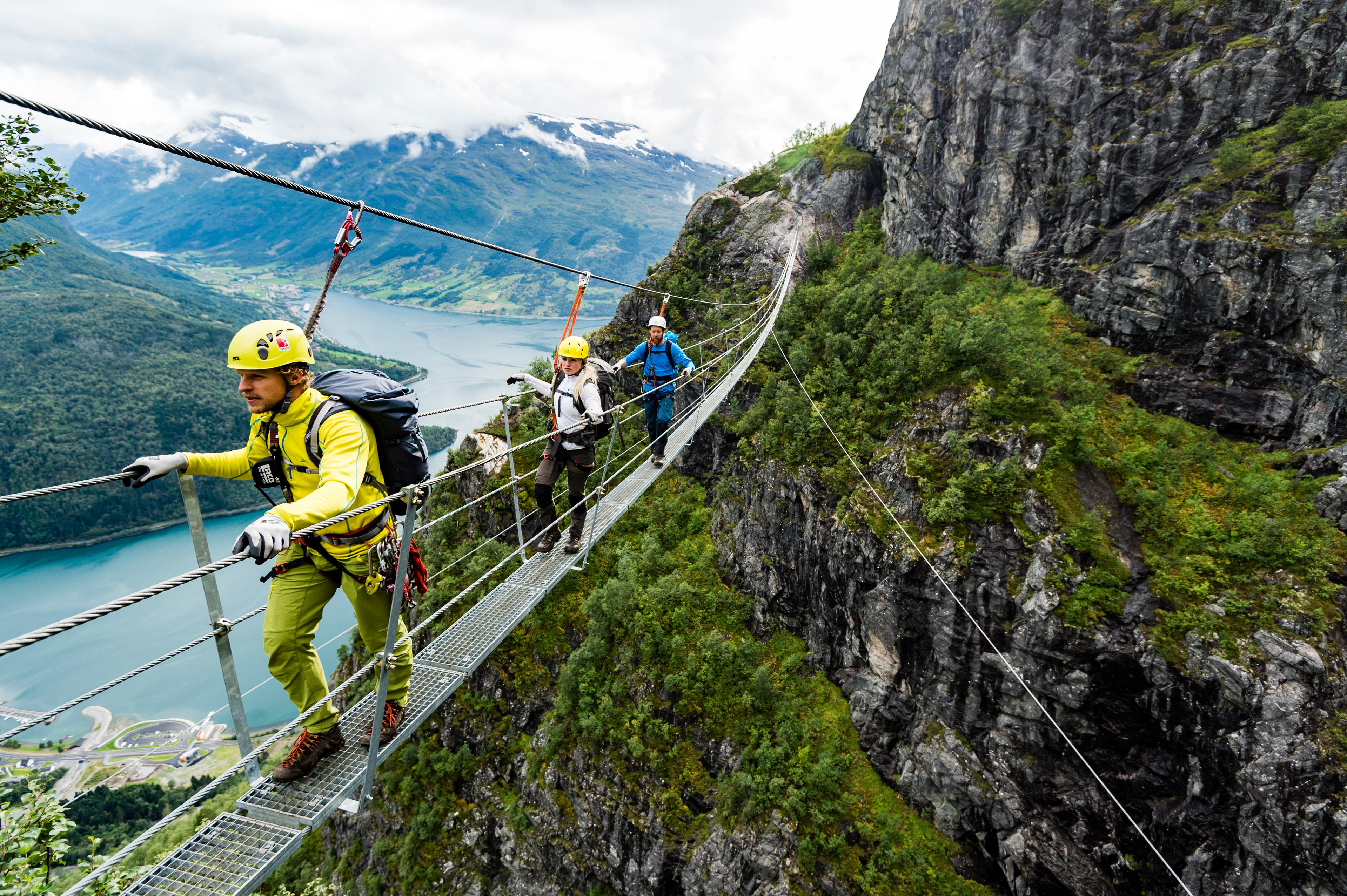 People crossing Gjølmunnebrua in Loen