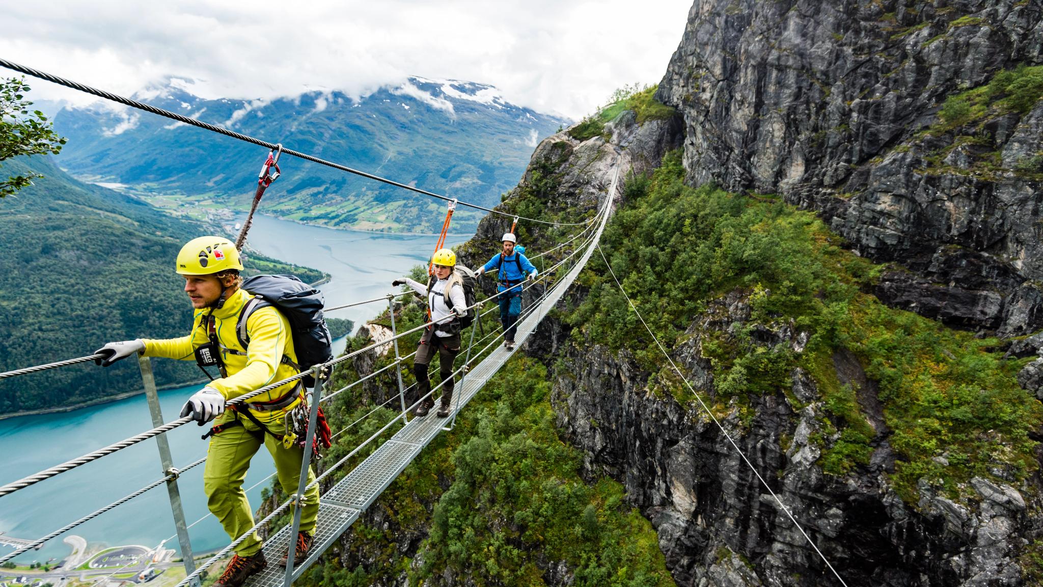 People crossing Gjølmunnebrua in Loen