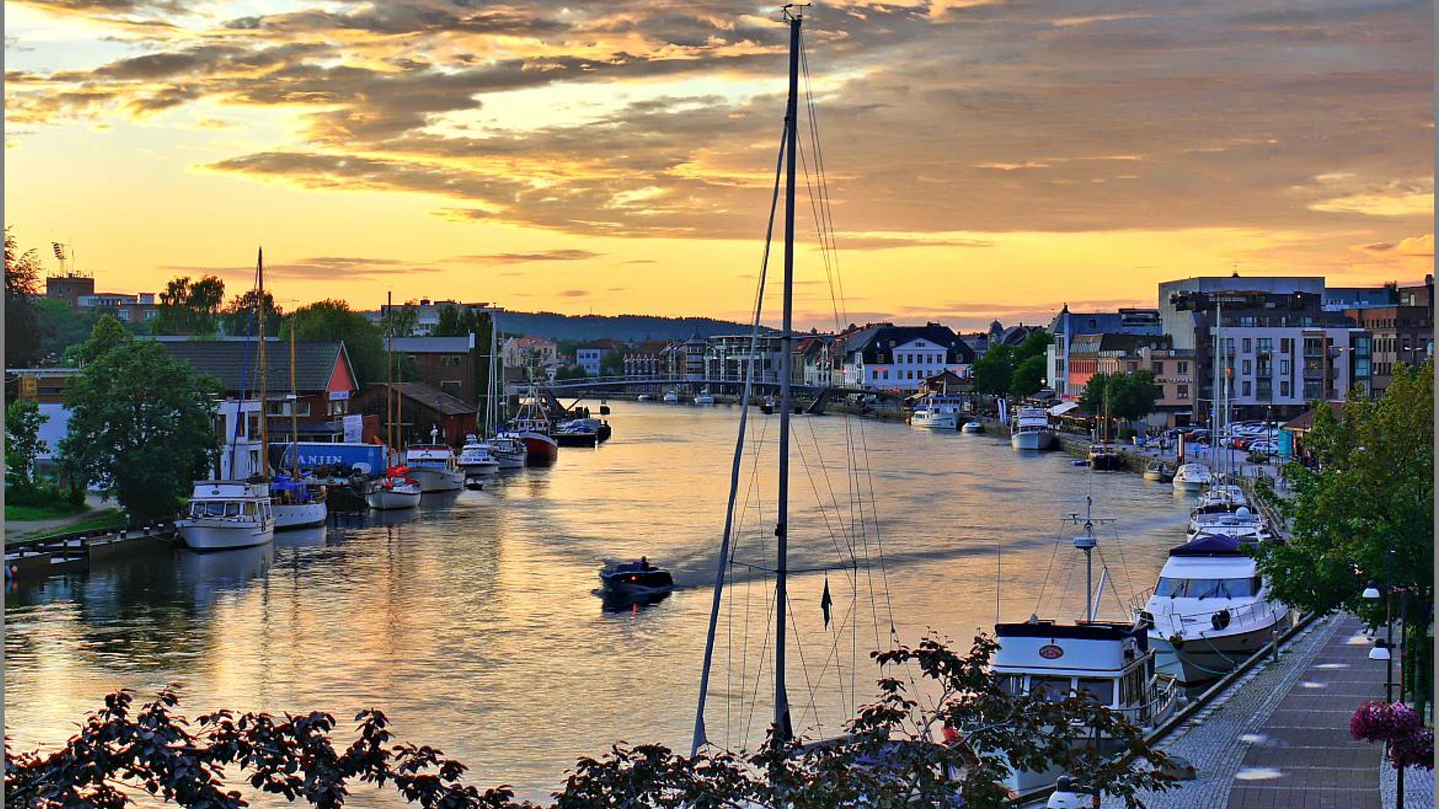 Solnedgang over brygga i Fredrikstad på Østlandet