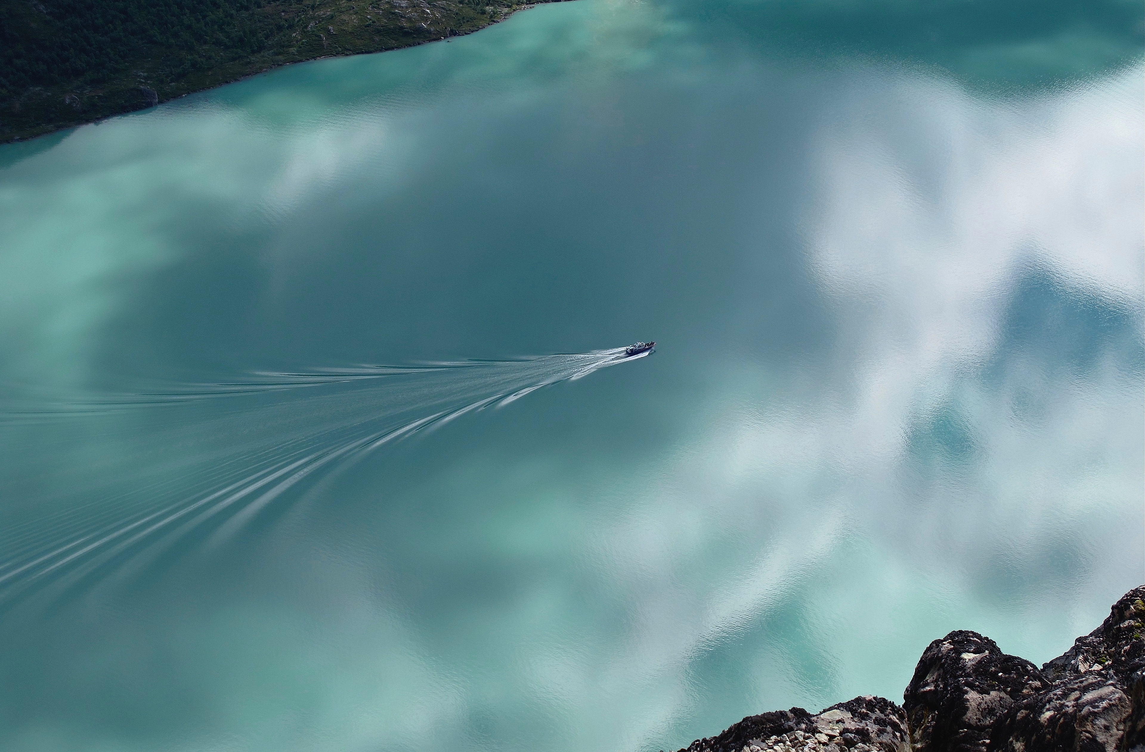 View of a boat on the Gjende lake seen from the Besseggen ridge