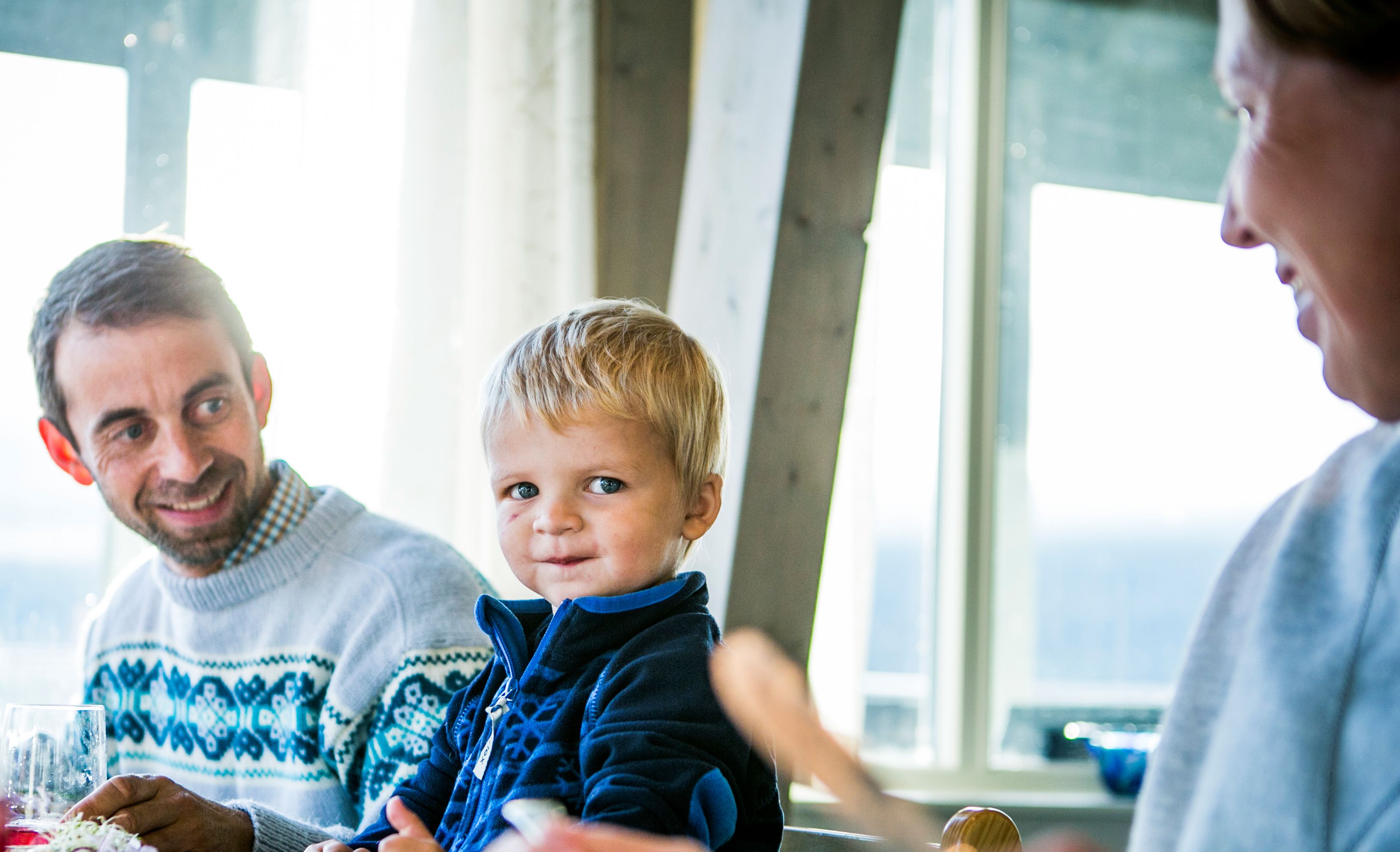 En familie som spiser middag sammen