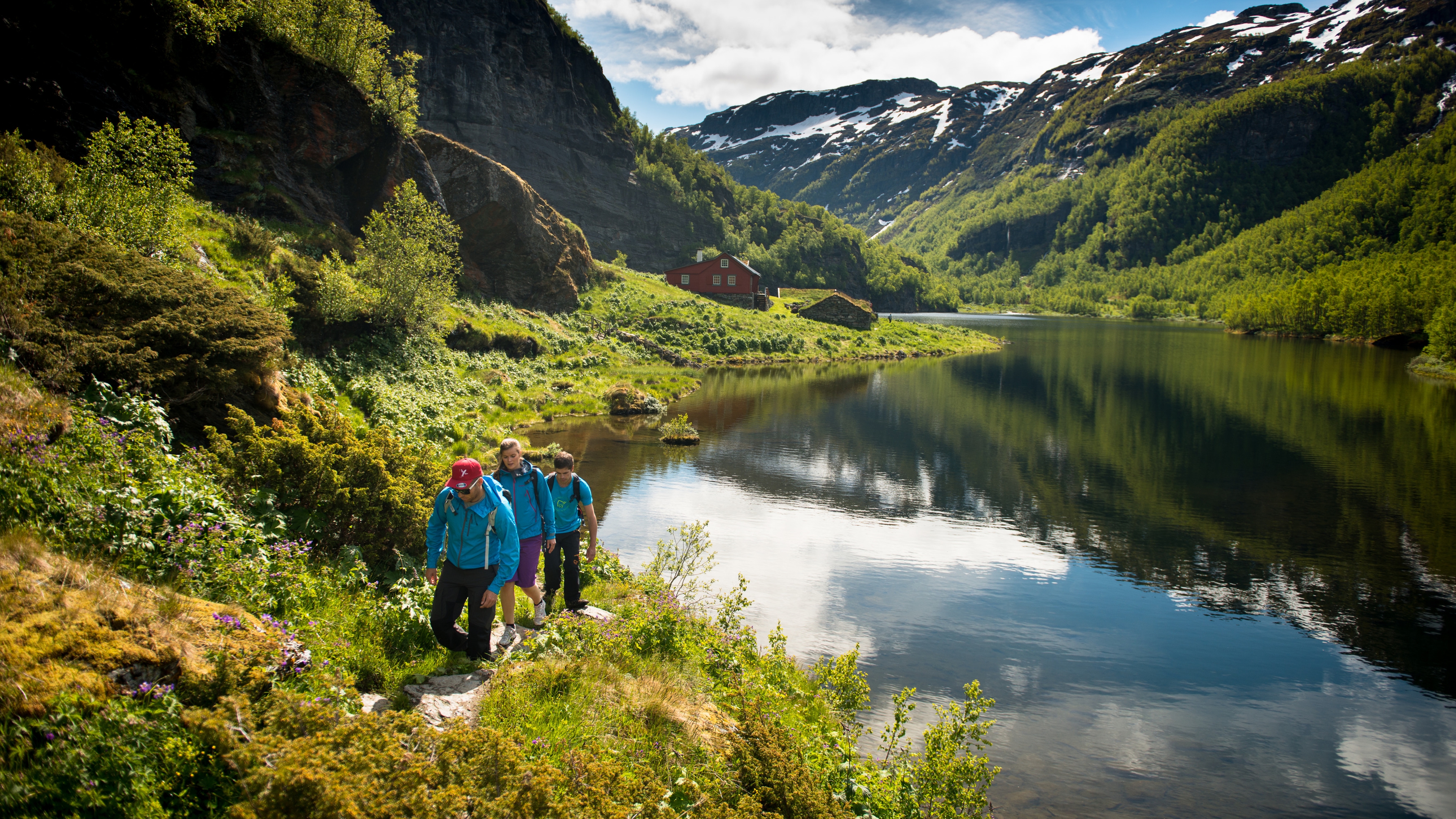 People hiking in the valley of Aurlandsdalen in Flåm