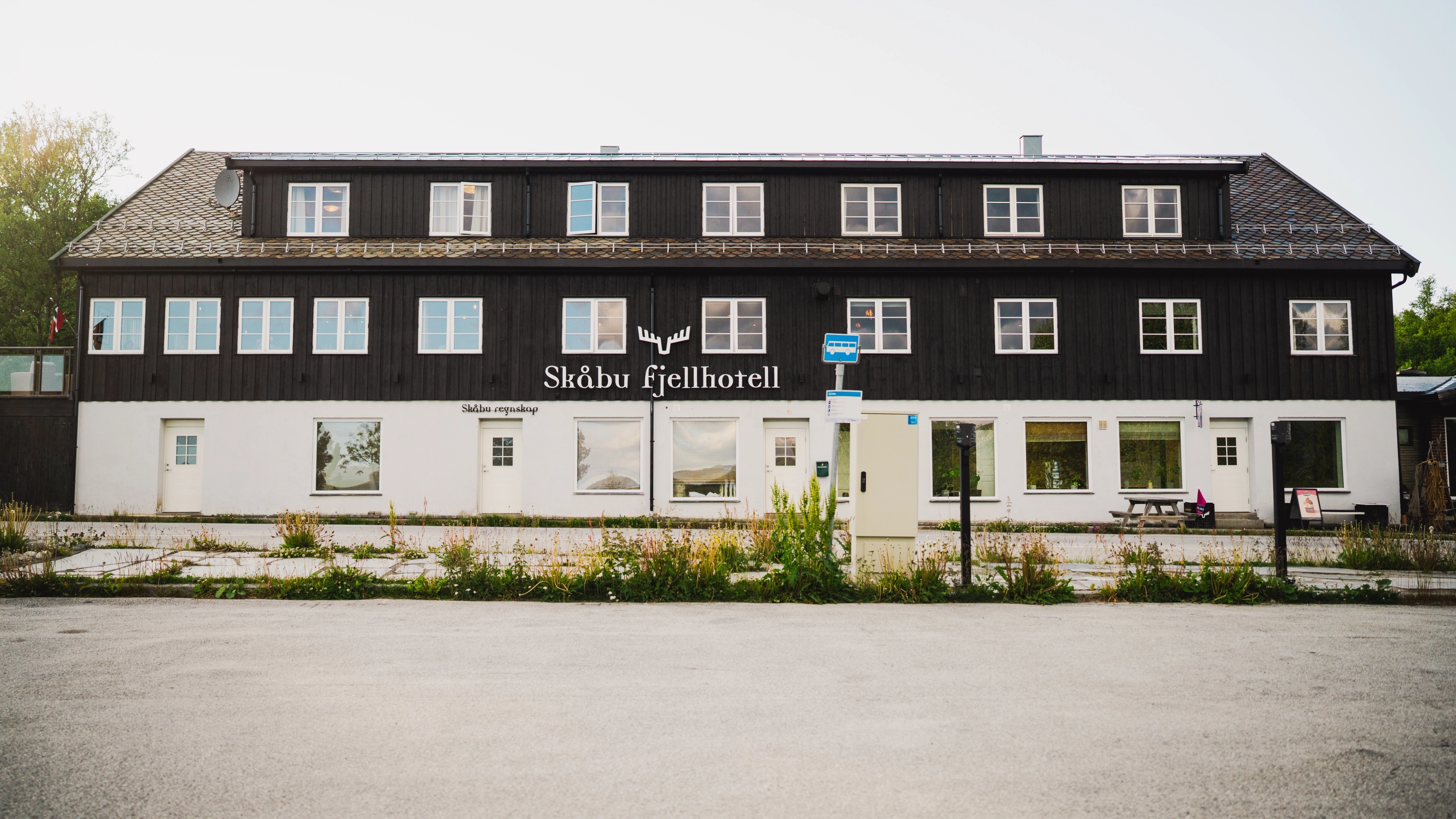 Meat and vegetables on a plate at Skåbu Fjellhotell