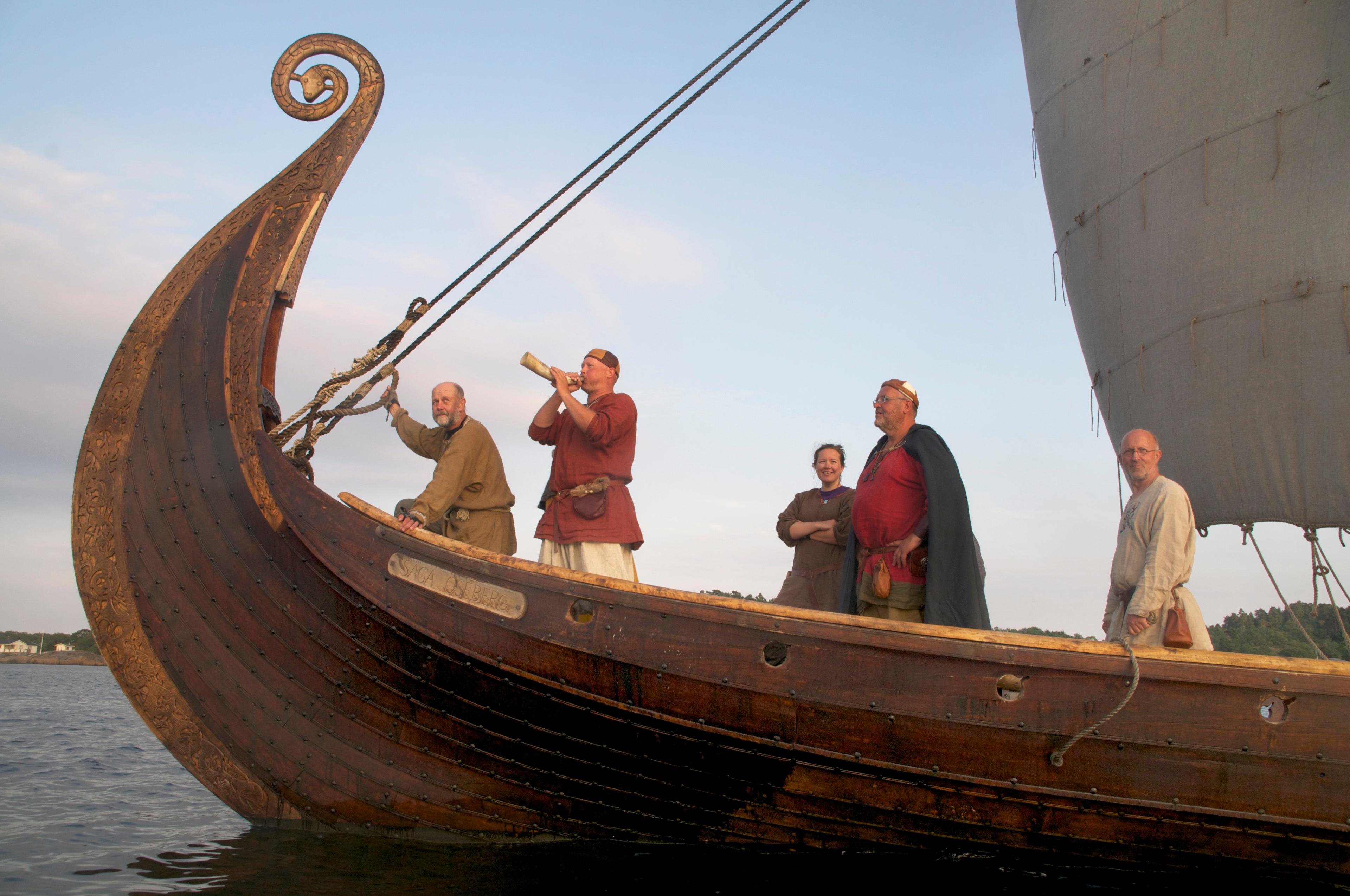Fem personer i vikingakläder på skeppet Saga Oseberg i Tønsberg i regionen Østlandet (östra Norge)
