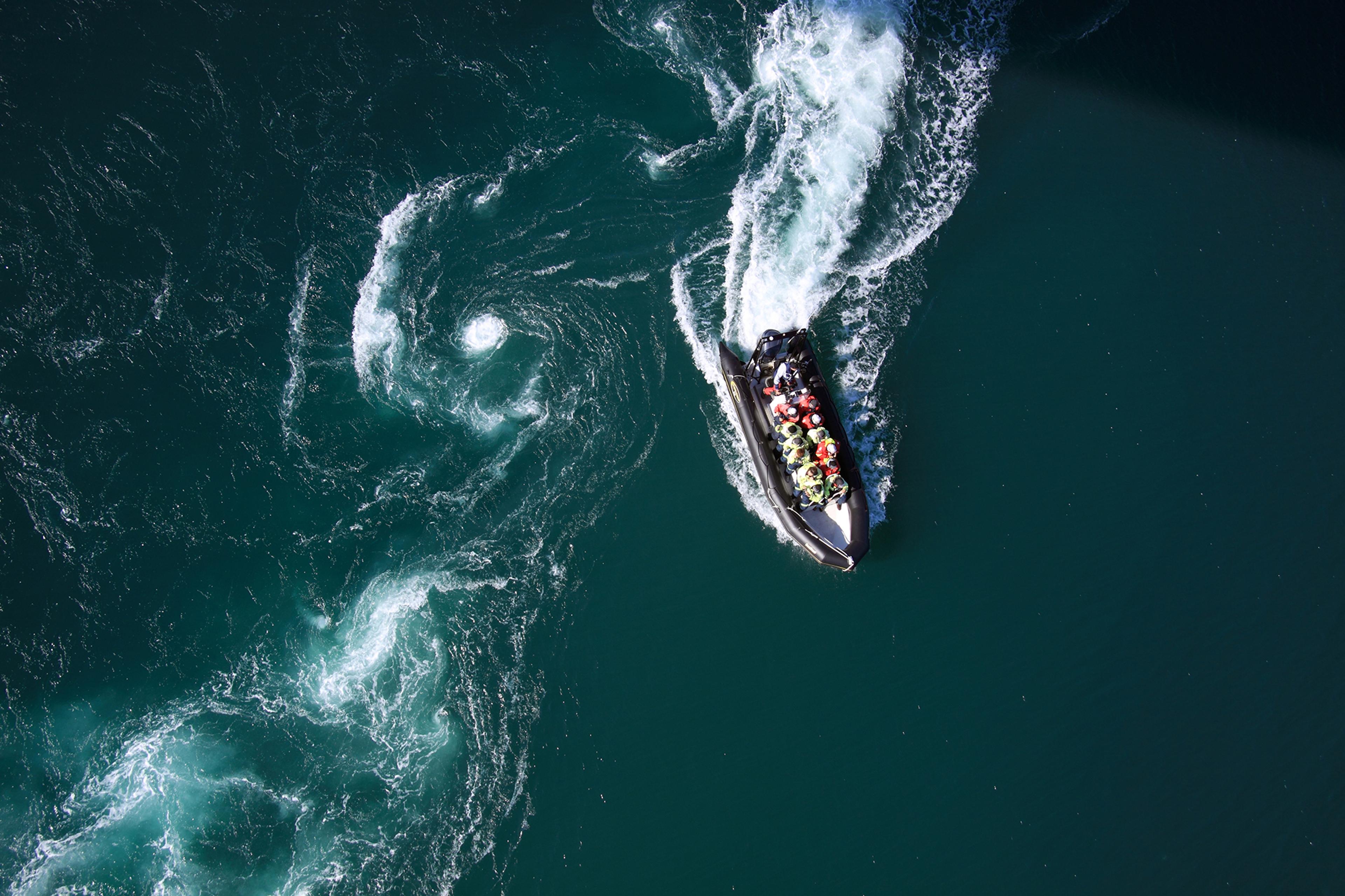 En RIB-båt full med människor i Saltstraumen strax utanför Bodø i norra Norge.