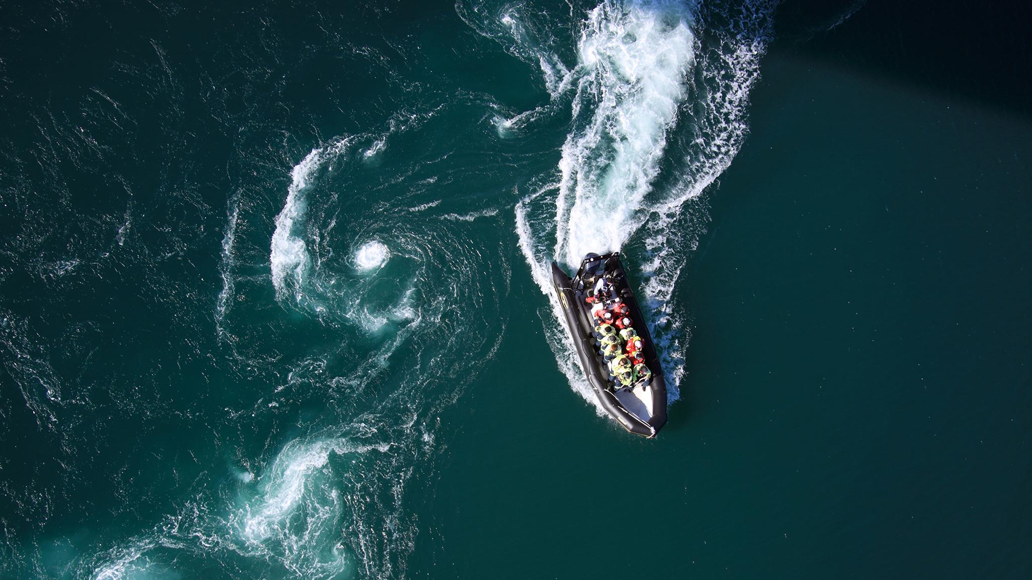 En RIB-båt full med människor i Saltstraumen strax utanför Bodø i norra Norge.