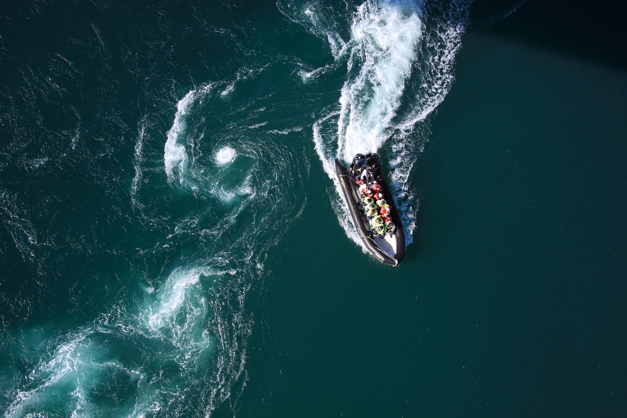 En RIB-båt full med människor i Saltstraumen strax utanför Bodø i norra Norge.