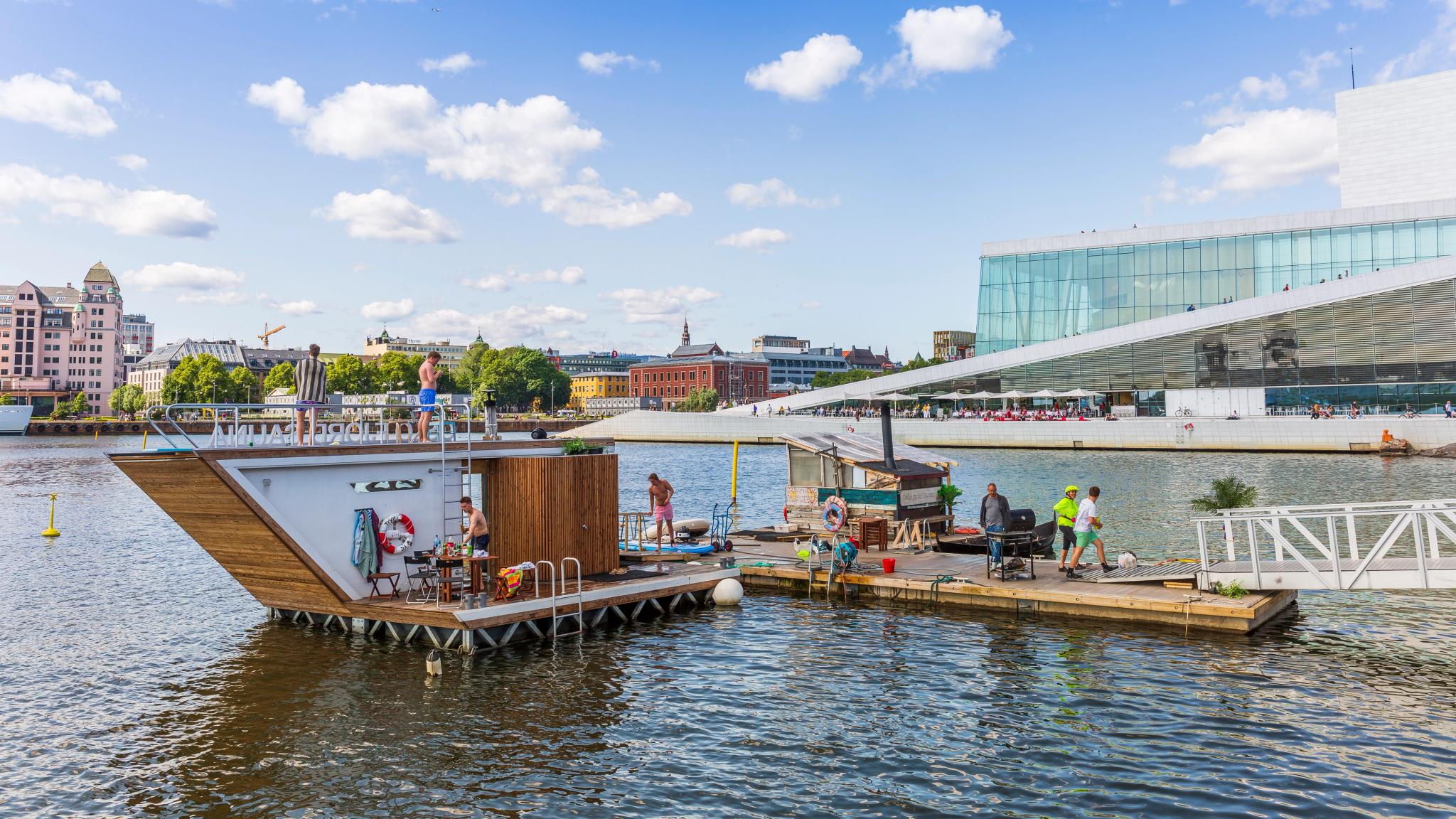 Den flytande bastun i Oslofjorden med operahuset i bakgrunden, Østlandet
