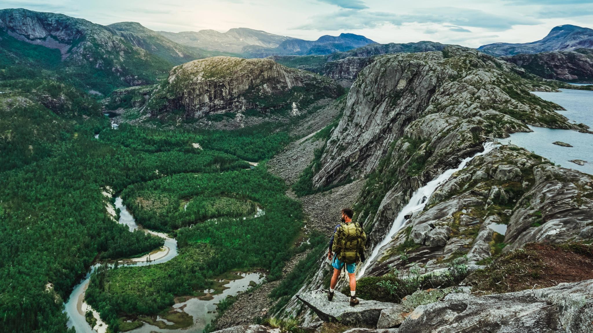 Människor som vandrar i nationalparken Rago i Salten, Nord-Norge