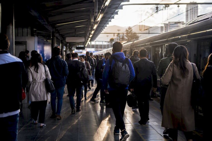 Santiago public transit platform during morning commute
