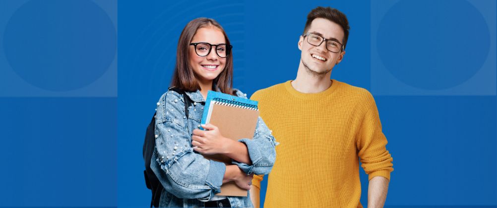Lächelnde Studierende mit Rucksack und Notizblock vor blauem Hintergrund, bereit für Studium oder Weiterbildung