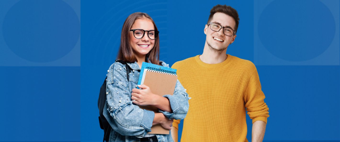 Lächelnde Studierende mit Rucksack und Notizblock vor blauem Hintergrund, bereit für Studium oder Weiterbildung