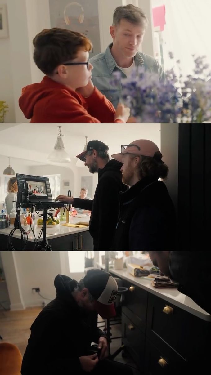 Bag kulisserne på en filmoptagelse: en dreng i rød hættetrøje med en mand og et filmhold i et køkken