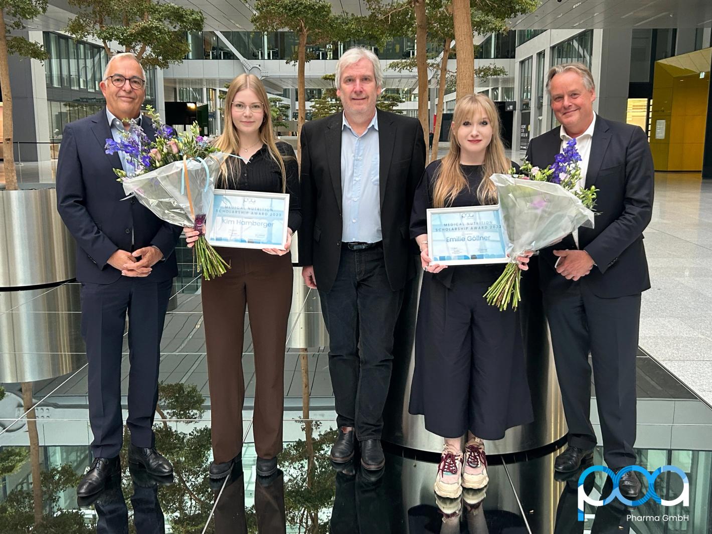POA-Pharma-Vertreter mit den Gewinnerinnen und Gewinnern des Medical Nutrition Scholarship Award 2023